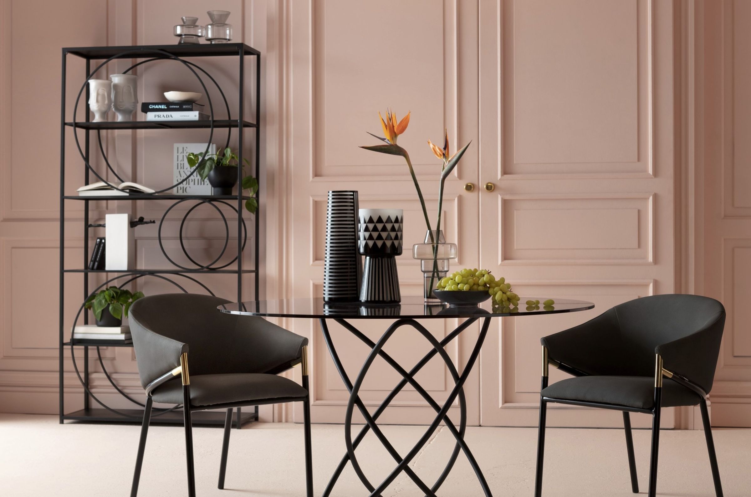 Regal Circle von KARE DESIGN als schöner Kontrast zur Wand in Altrosa in einem Esszimmer