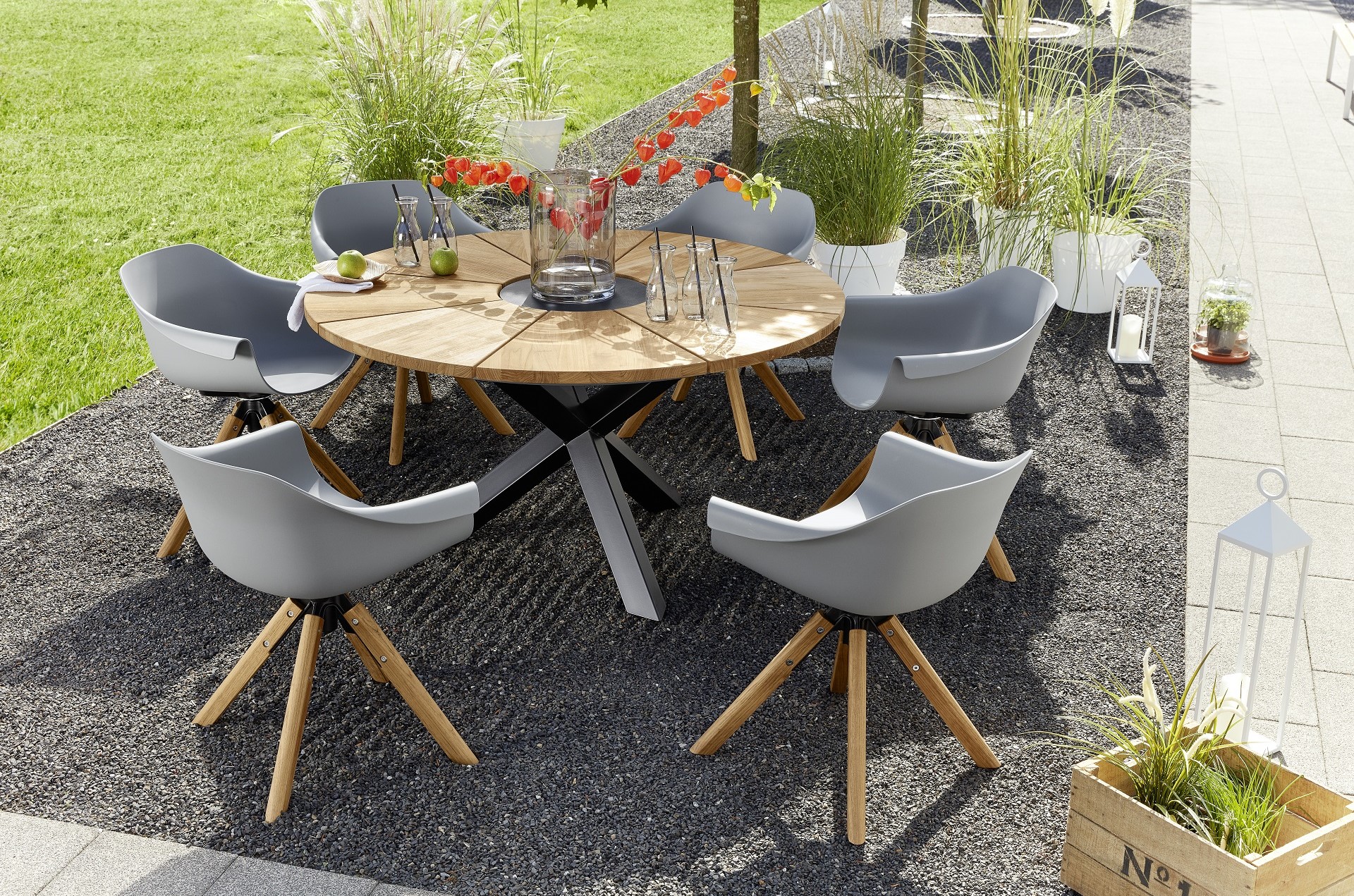 Gartentisch England der Marke Musterring aus braunem Teak in einem mediterranen Umfeld