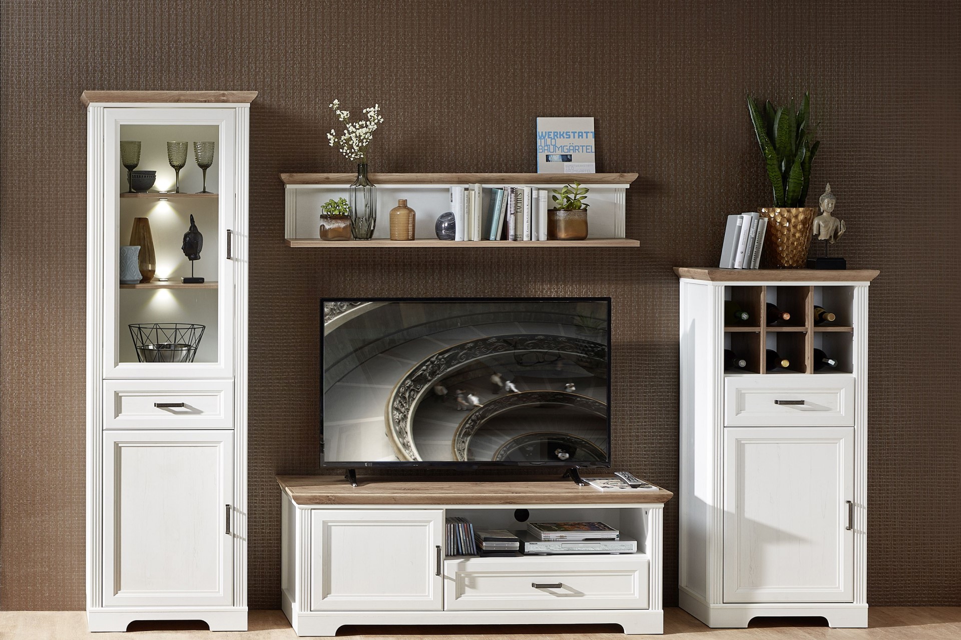 Highboard Jasmin von Innostyle aus weißem Lack in modernem Landhausstil integriert in einem Wohnwandarrangement