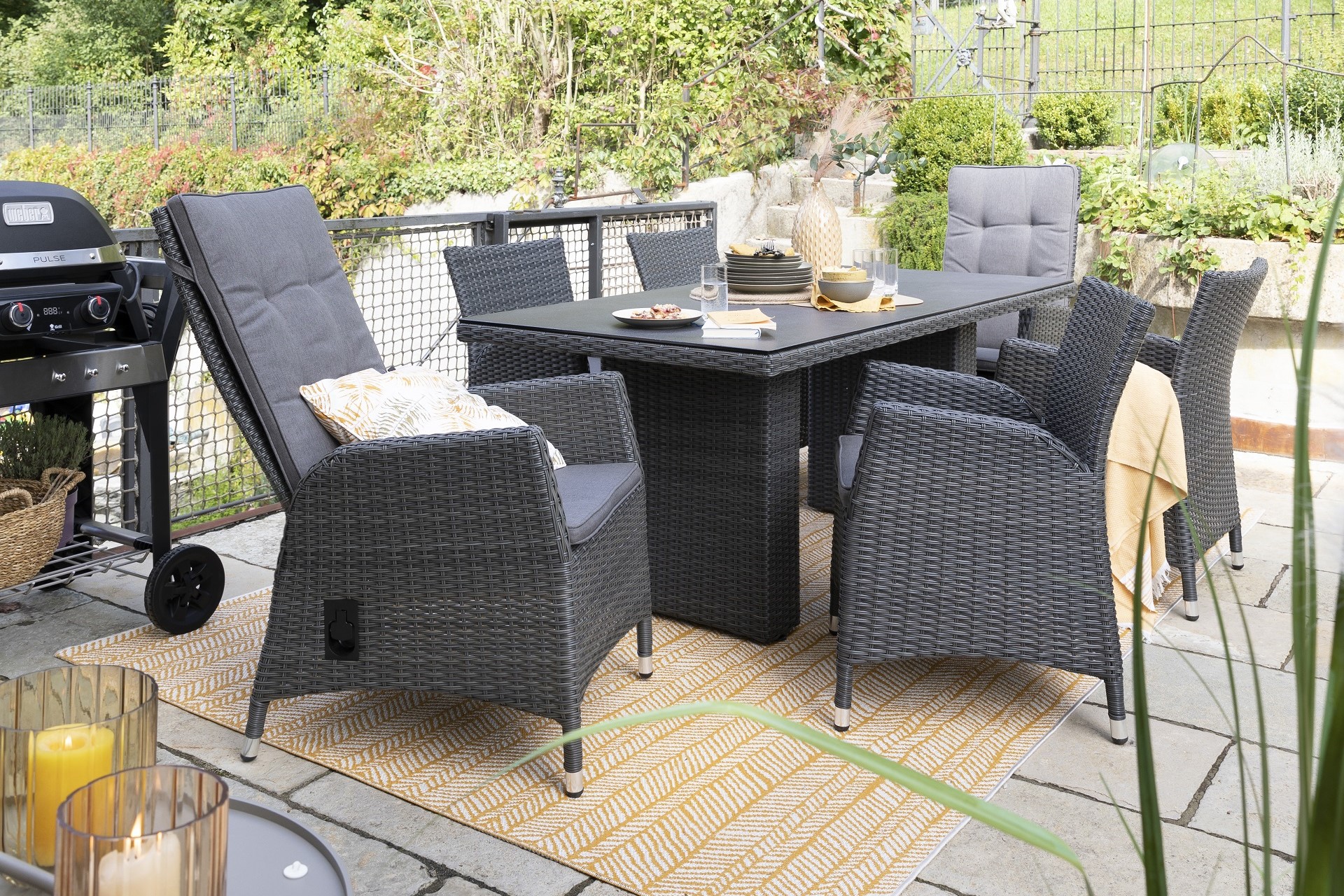 Gartensessel Hochlehner Deluxe in Grau in einer Essgruppe auf einer Terrasse aus Polyrattan