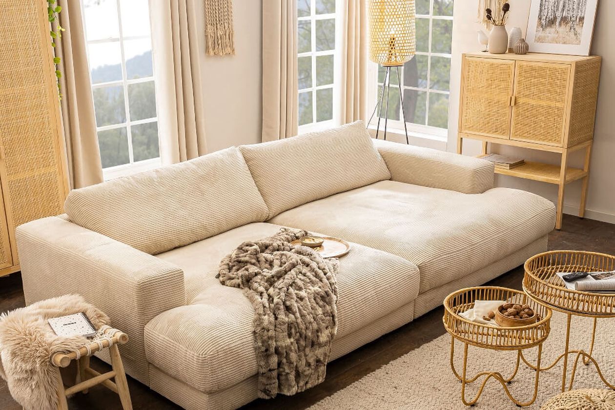 Bigsofa Dundee der Marke dahiem in Beige mit Cordbezug in einem Wohnzimmer im Landhausstil