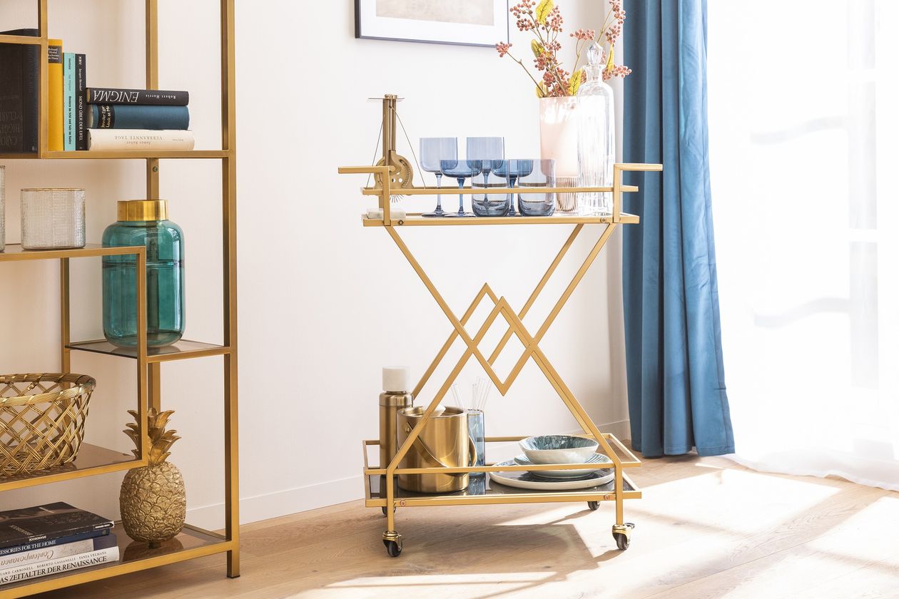 Servierwagen Pyramids aus dem Hause KARE DESIGN aus Stahl und Gold in Katrins Art Déco Wohnzimmer