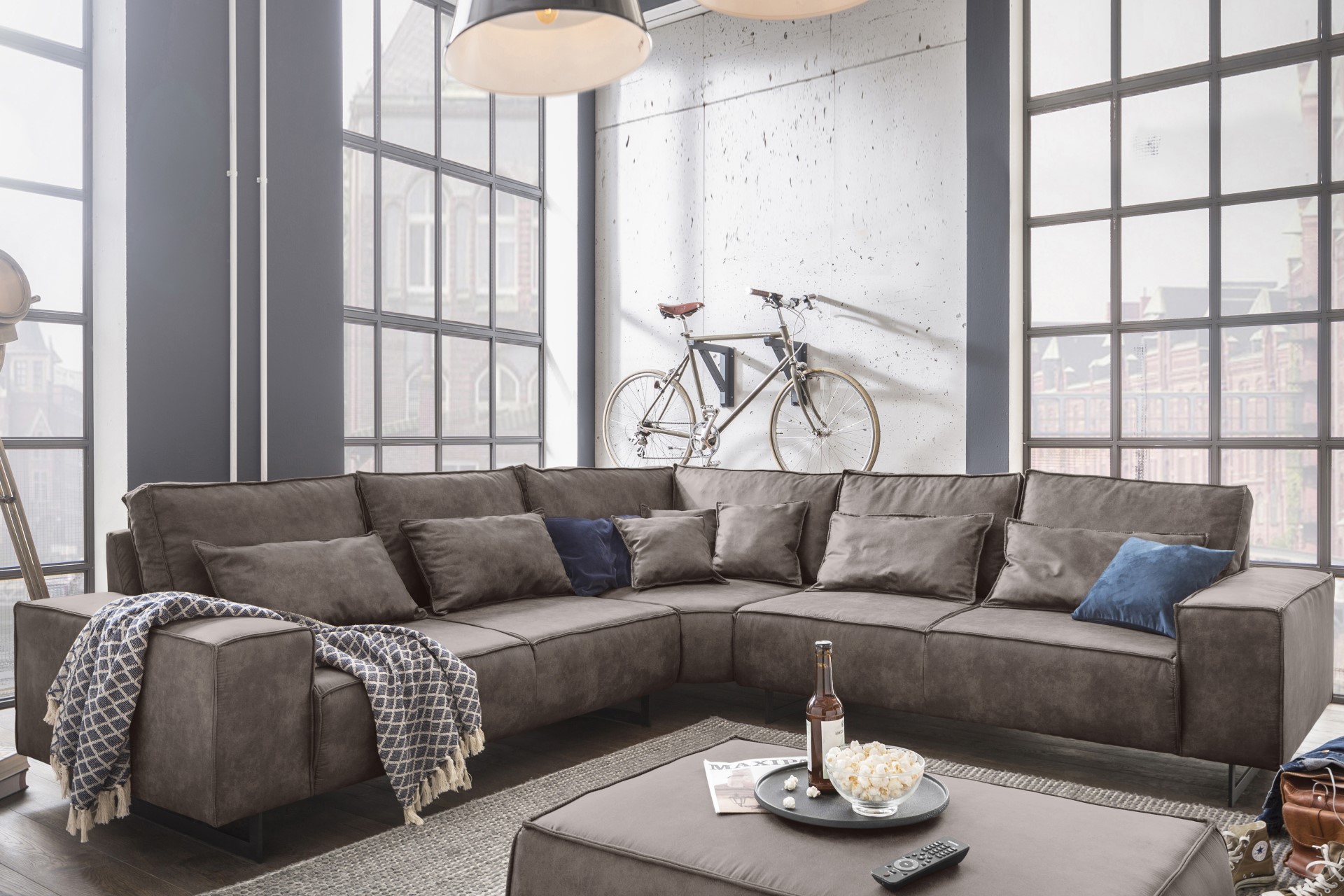 Ecksofa Antwerp aus dem Hause Filippo aus graubraunem Mikrofaser in einer Einrichtung im Industrial Style