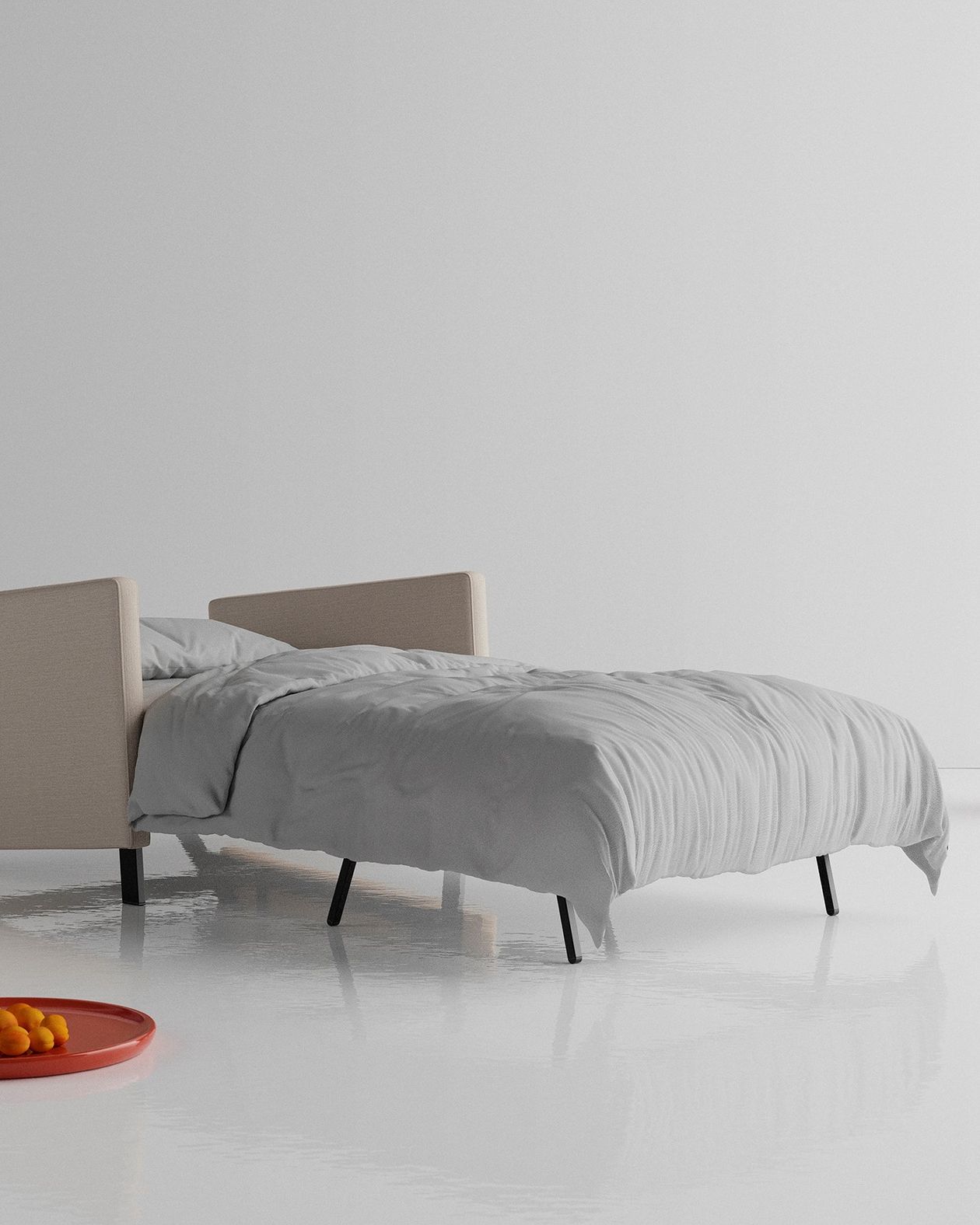 Auf dem Foto befindet sich ein beiger Schlafsessel im ausgeklappten Zustand mit einem marineblauen Kissen.