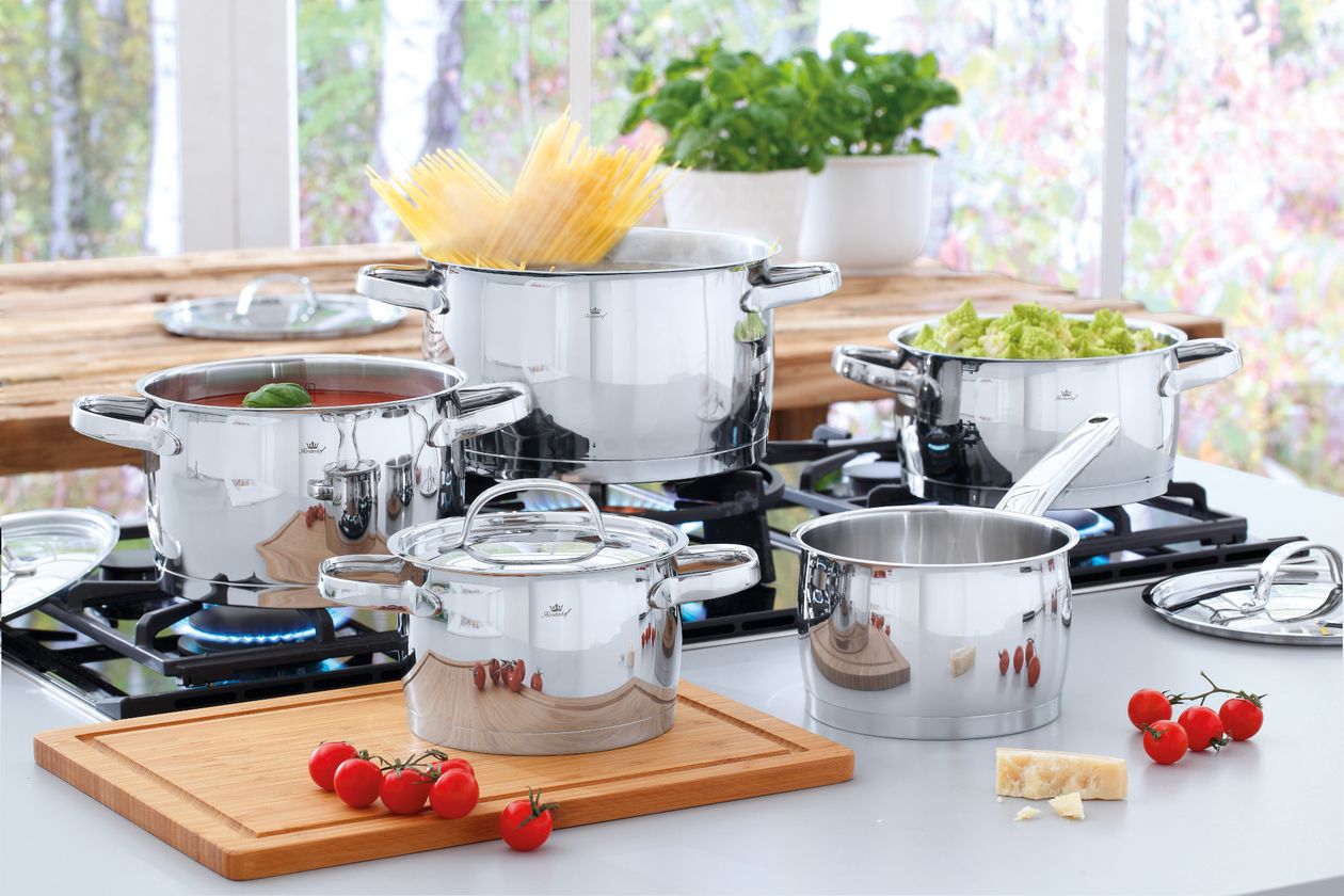 Das fünfteilige Edelstahl-Topfset Monaco von Fürstenhof auf einem Herd