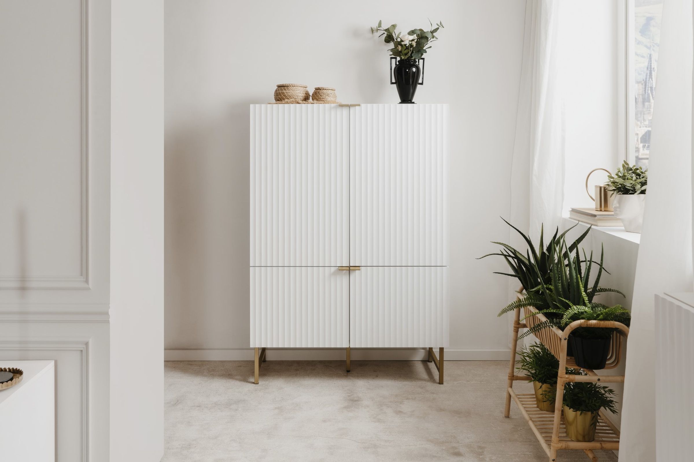 Highboard Edinburgh in weißer Holzoptik in einem Raum im skandinavischen Stil