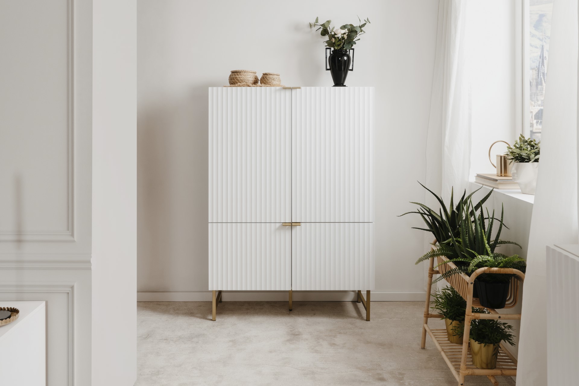 Highboard Edinburgh in weißer Holzoptik in einem Raum im skandinavischen Stil