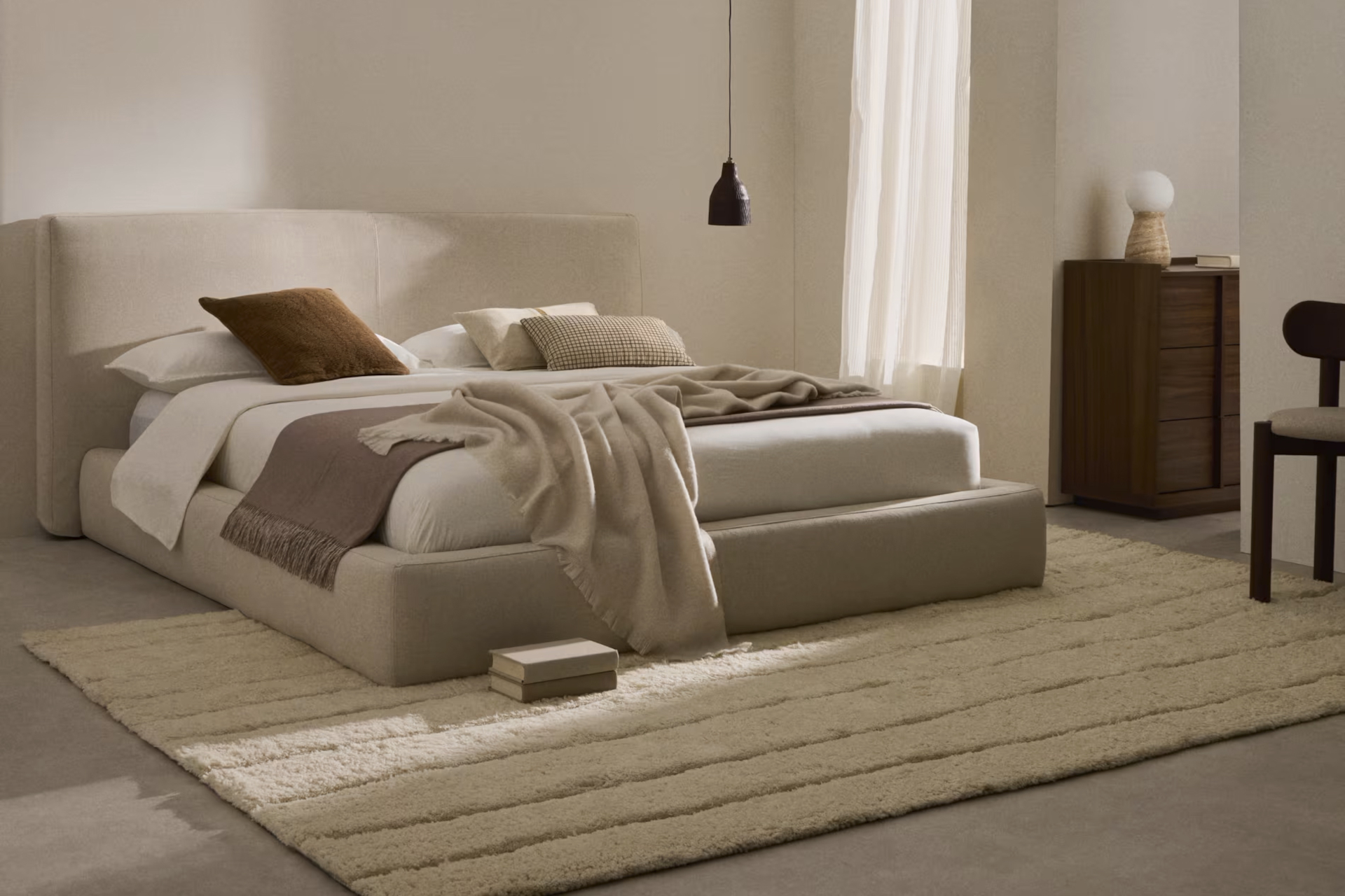 Das bodennahe, beige Polsterbett Blok von Kave Home in einem natürlichen Schlafzimmer