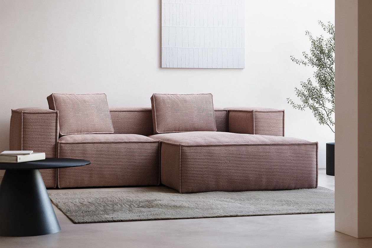 Ecksofa Blok aus dem Hause Kave Home aus rosa Cord in einem modernen Wohnzimmer