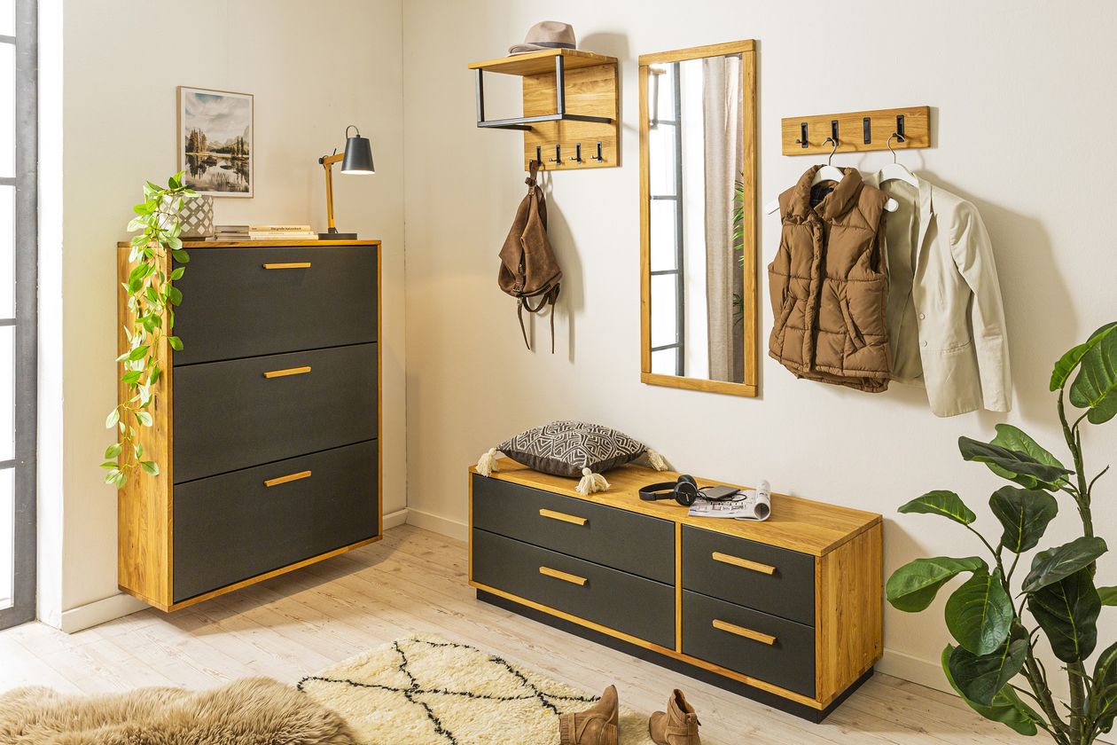 Kleiner, heller Flur mit Sitzbank, Schuhschrank, Garderobenhaken und Spiegel.