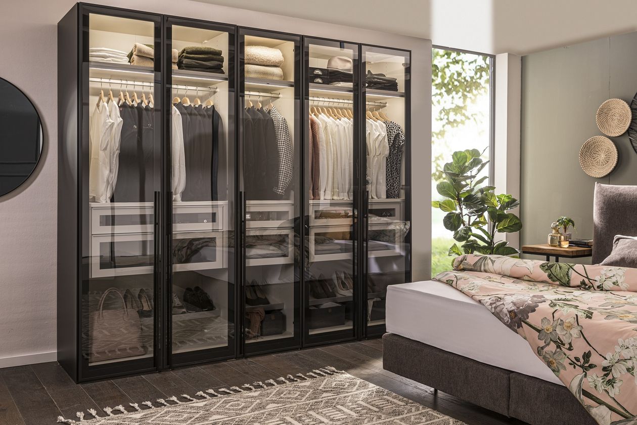 Produktbild: Kleiderschrank Miami 253x220 cm der Marke Maison aus schwarzem Glas