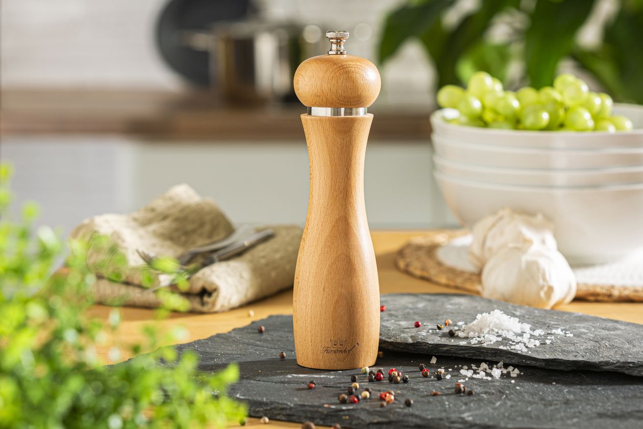 Hölzerne braune Salz- & Pfeffermühle von Fürstenhof auf eine Schieferplatte