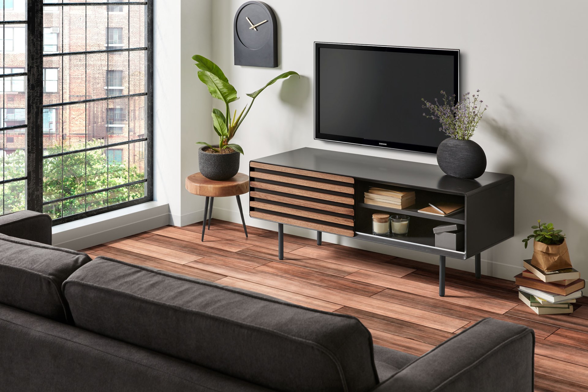 TV-Lowboard Mahon von Kave Home aus braunem Holz in einem in Japandi gestalteten Wohnzimmer