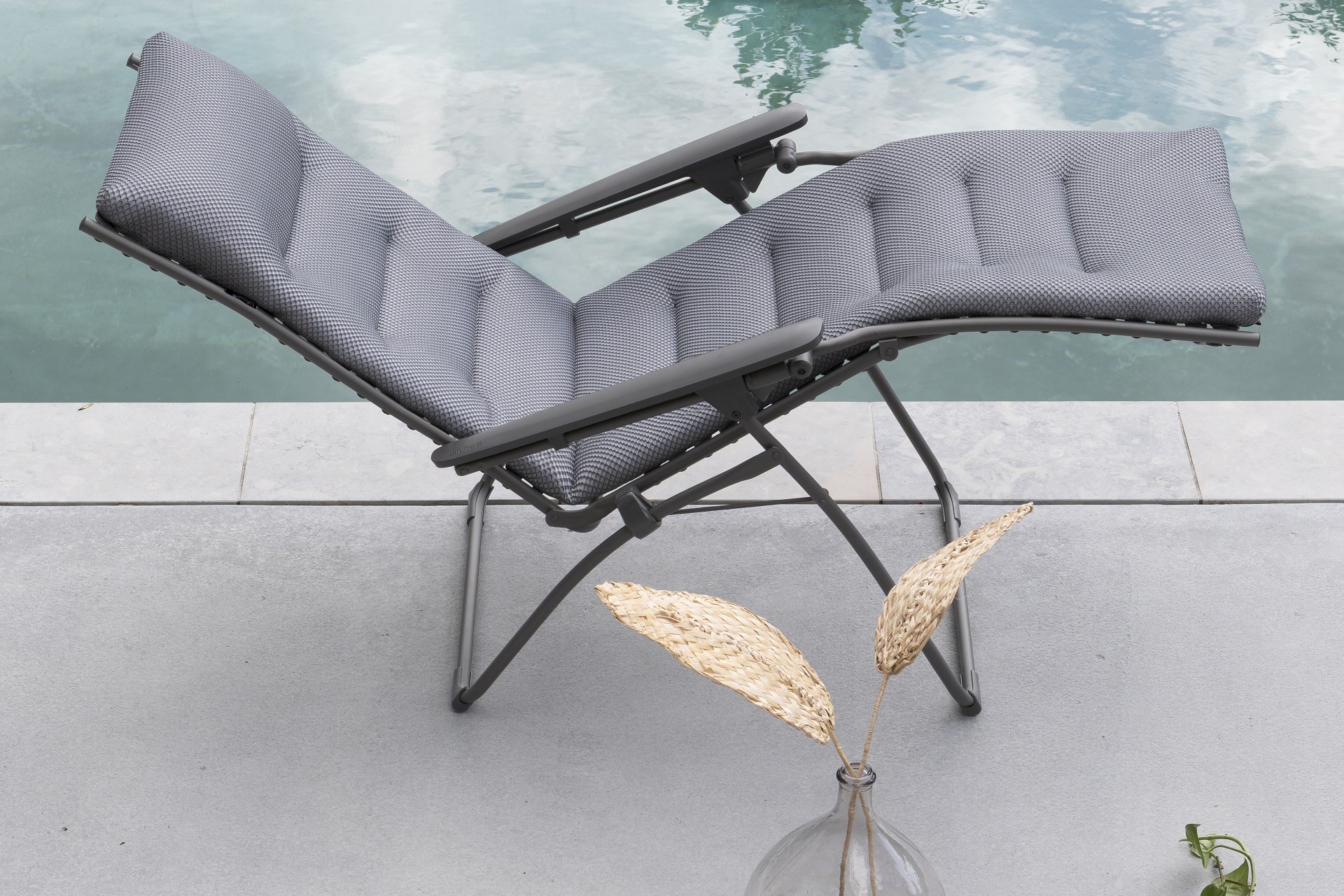 Relaxsessel Evolution Basalt aus dem Hause LaFuma aus silbernen Stahl verstellbar an einem Pool