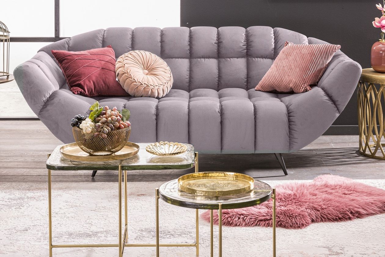 Sofa Gappa aus rosa Stoff in einem Wohnzimmer im Retro Look