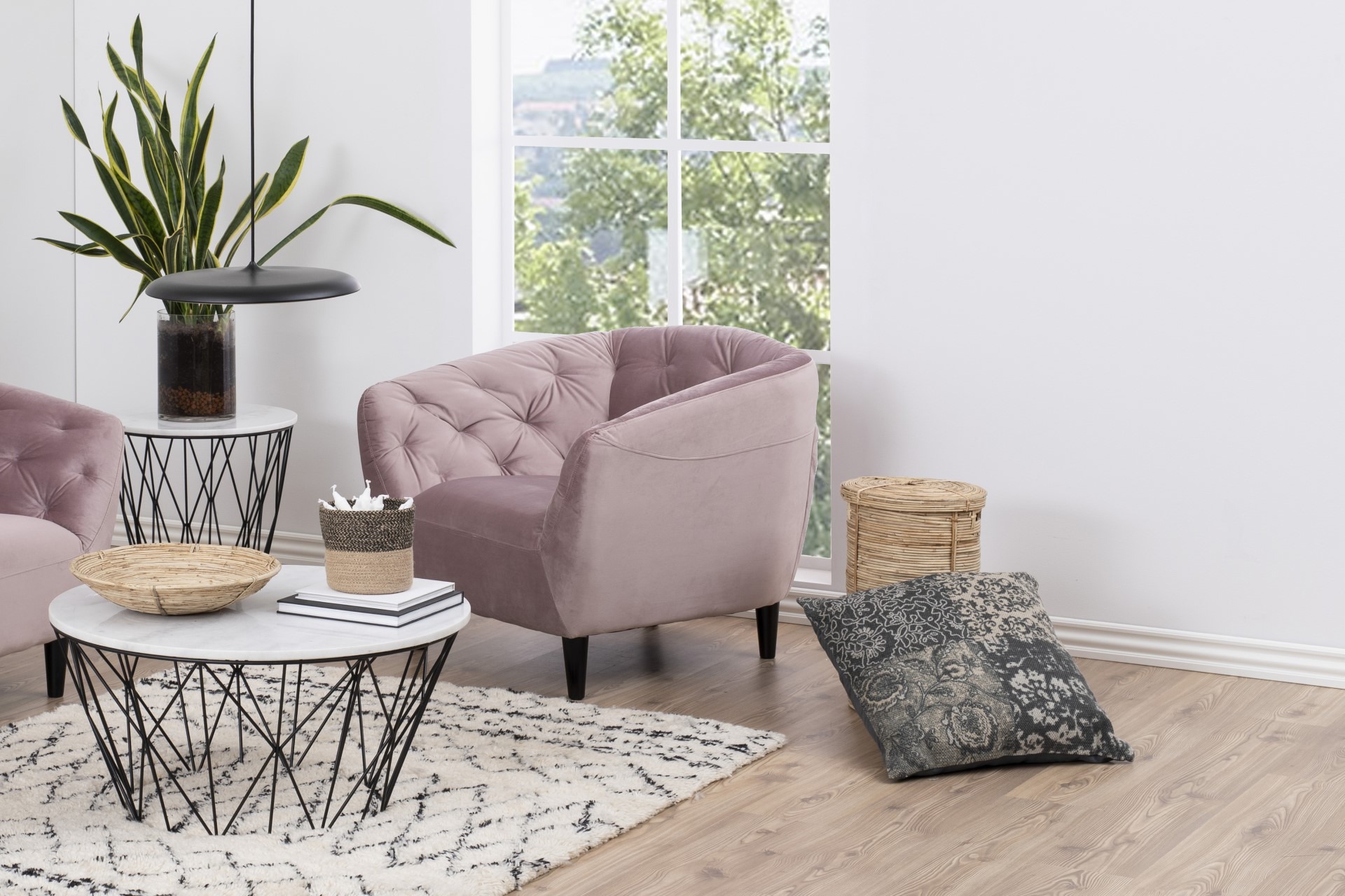 Sessel Ria der Marke Actona asu rosa Stoff in einem Zimmer im Boho-Design