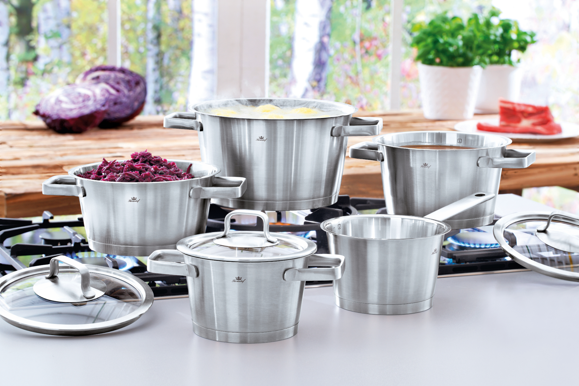 Das silberne Edelstahl-Topfset Oslo von Fürstenhof auf einem Herd