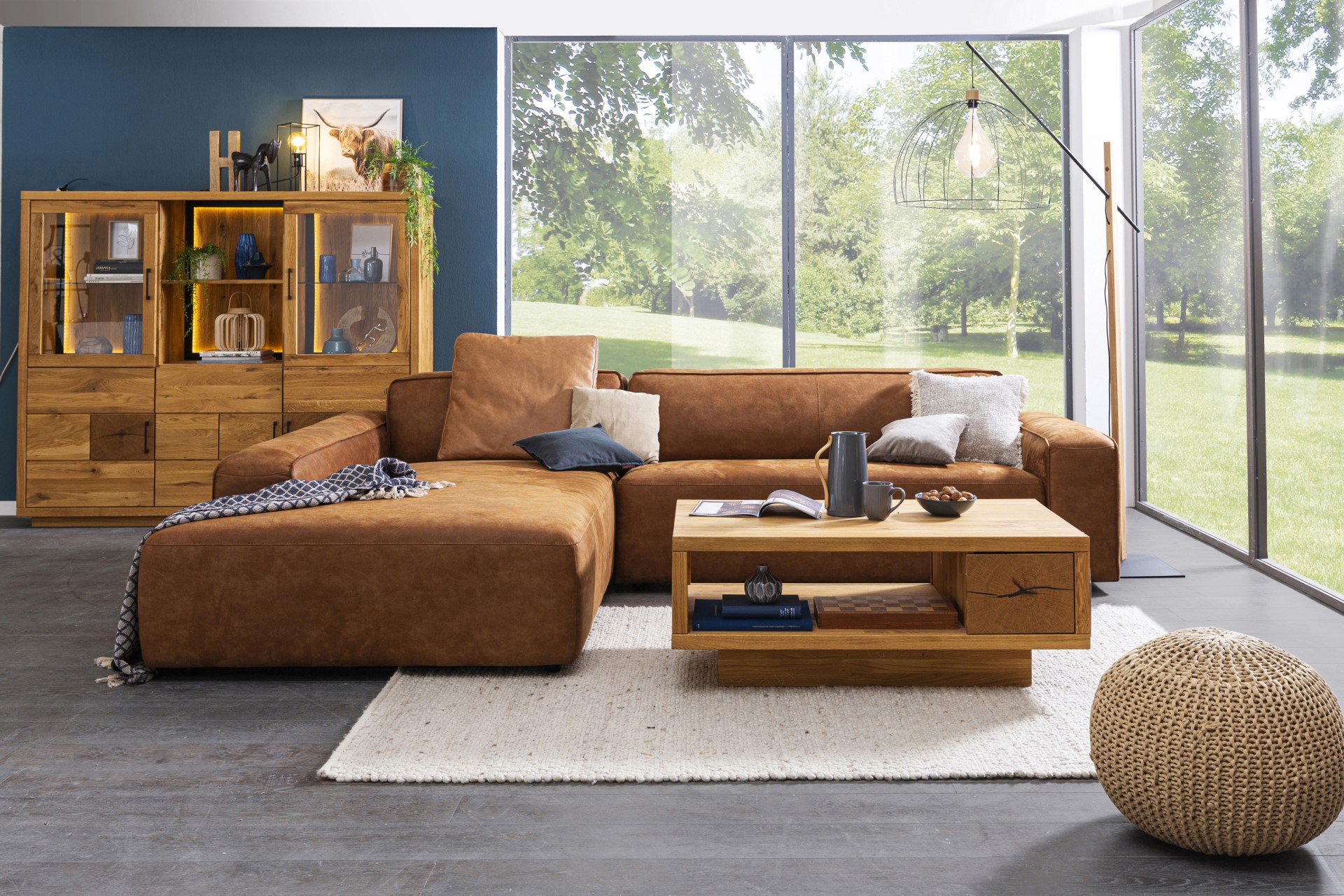 Ecksofa Houston der Marke MAISON aus braunem Stoff in einer rustikalen Einrichtung
