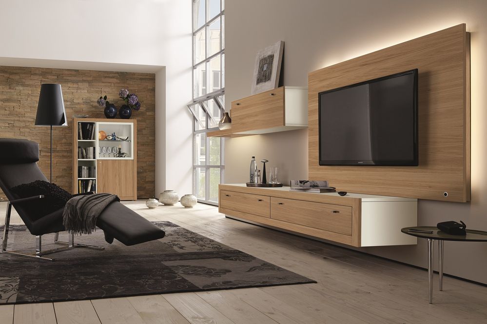 Modernes Wohnzimmer Produktbild: Wohnzimmer im modernen Stil mit hölzerner Wohnwand und elegantem Sessel