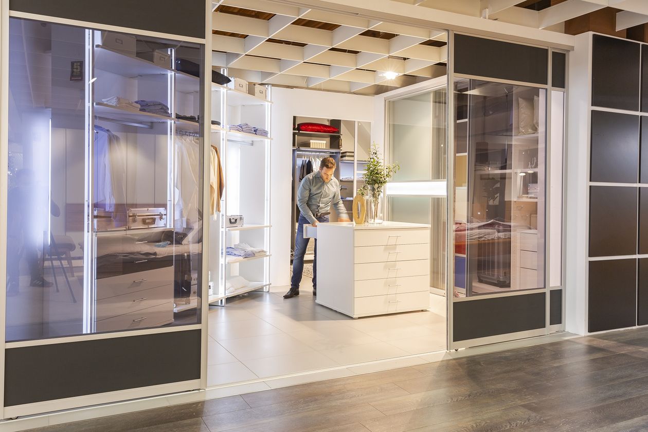 Produktbild: Innovativ und indirekt beleuchtetes Ankleidezimmer