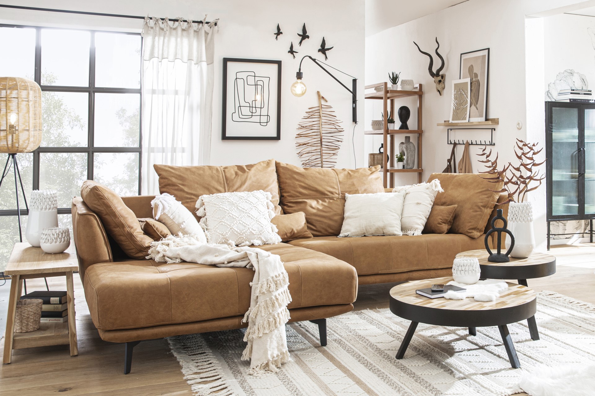 Ecksofa Idro von DAHEIM aus Leder in einer Einrichtung im Boho-Stil