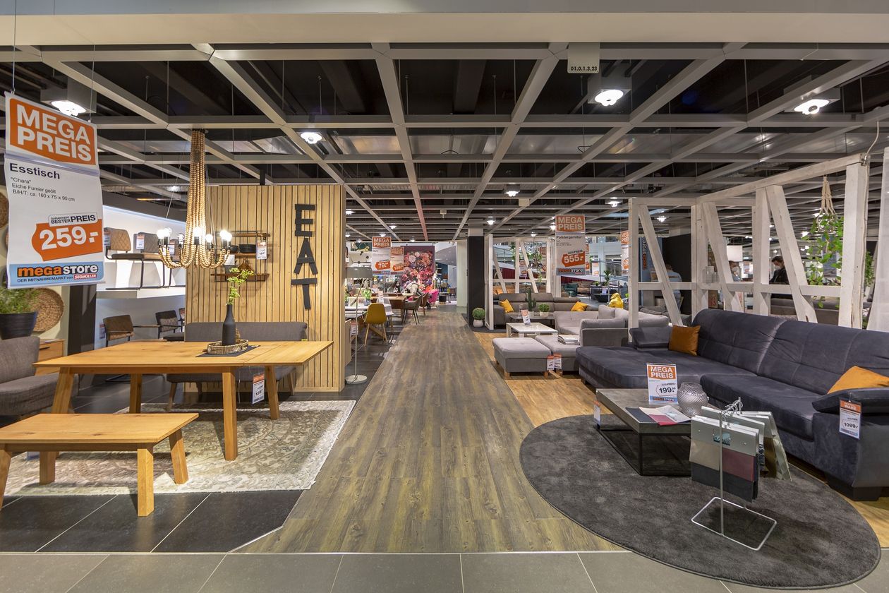 Foto der Ausstellung im Mitnahmemarkt Megastore