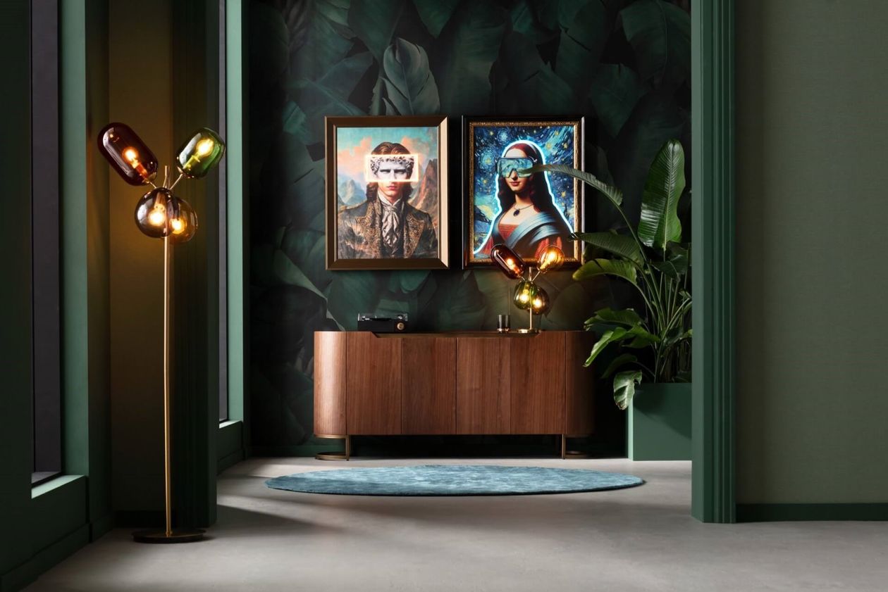 Ein modernes Zimmer mit Möbeln der Marke KARE Design, mit blätterbewachsenen Tapeten, zwei gerahmten Kunstwerken, einer hölzernen Anrichte, einer einzigartigen Stehlampe, einer Pflanze und einem runden blauen Teppich.