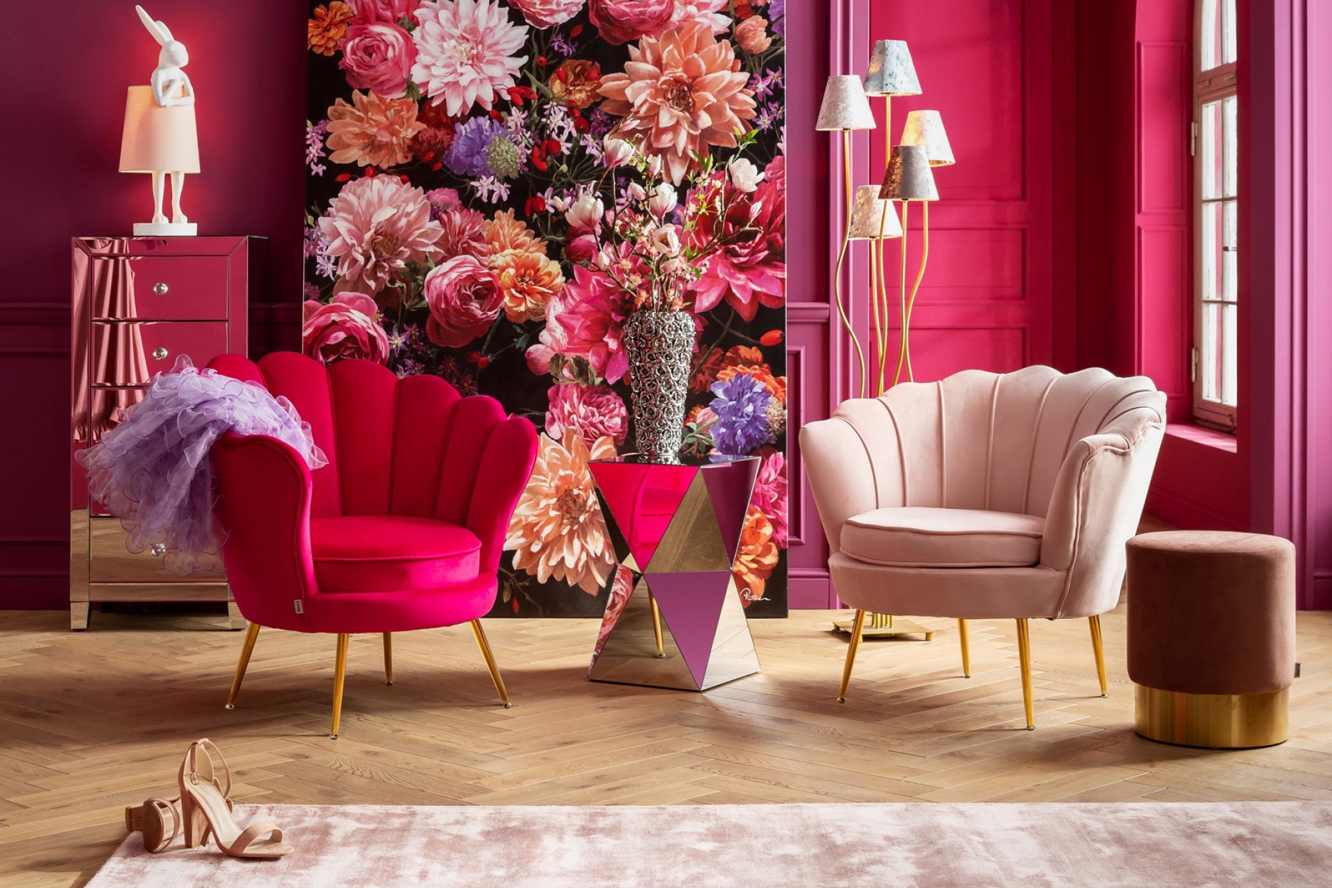 Sessel 85080 Water Lily aus dem Hause KARE DESIGN aus rosa Stoff in einem glamourösen Ambiente