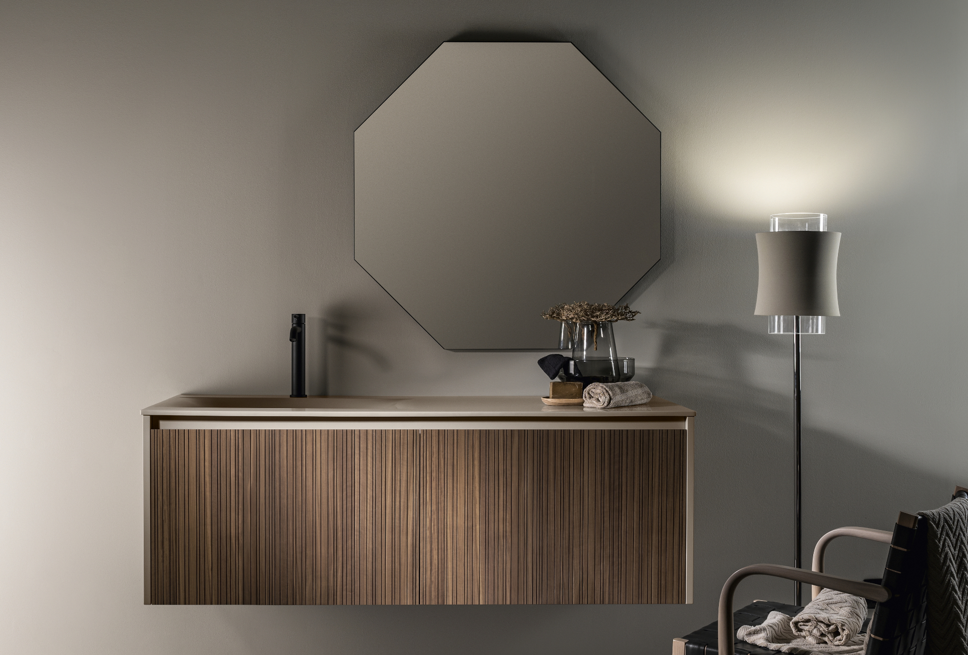 Das Badmöbel-Set Studio51 von Sormani mir einer Front mit Walnussfurnier und einem achteckigen Spiegel.