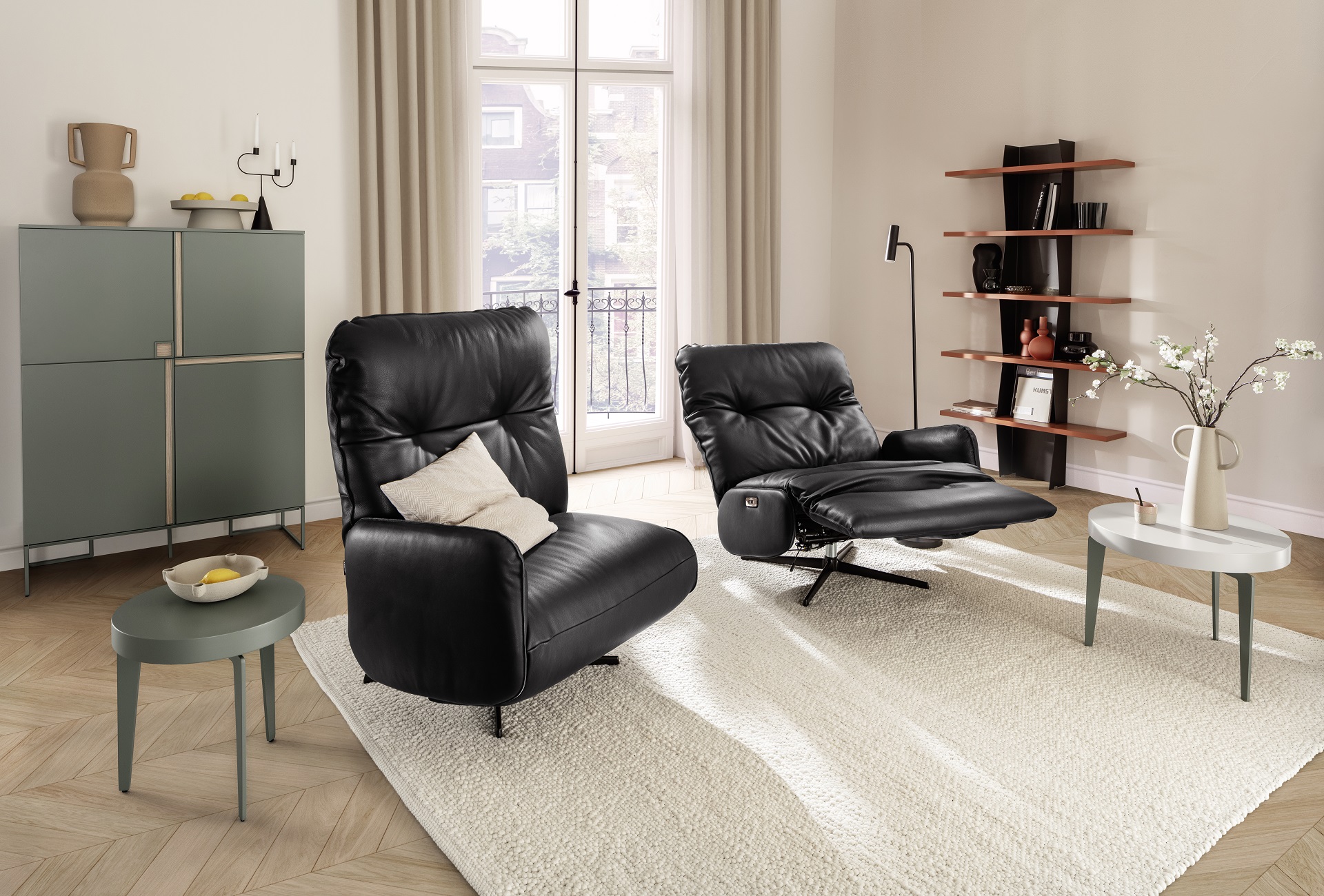 Modernes Wohnzimmer der Marke Sormani mit zwei schwarzen Ledersesseln, einem hellgrauen Teppich und Beimöbeln.