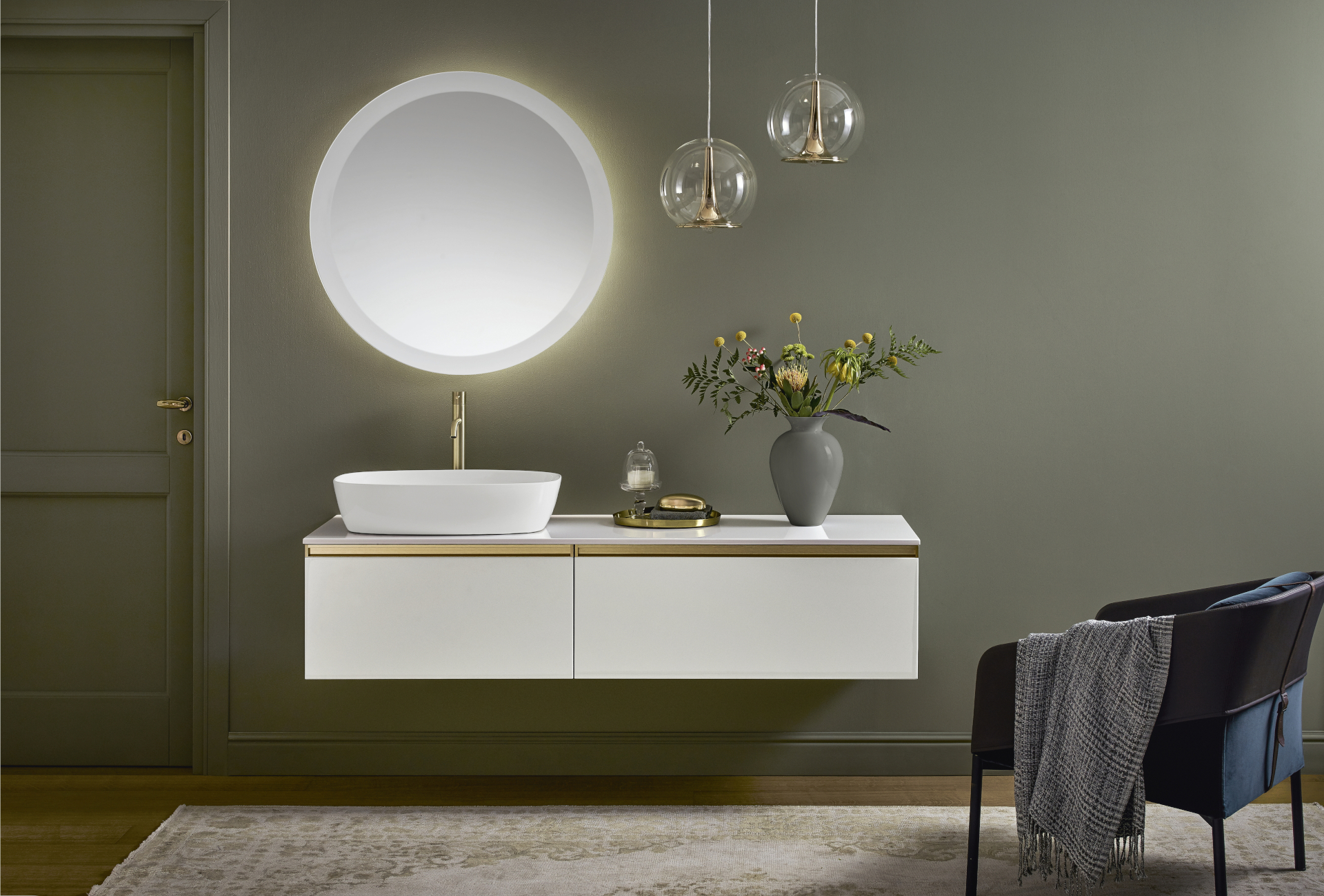 Das Badmöbel-Set Maestro51 von Sormani in Weiß mit rundem Spiegel.