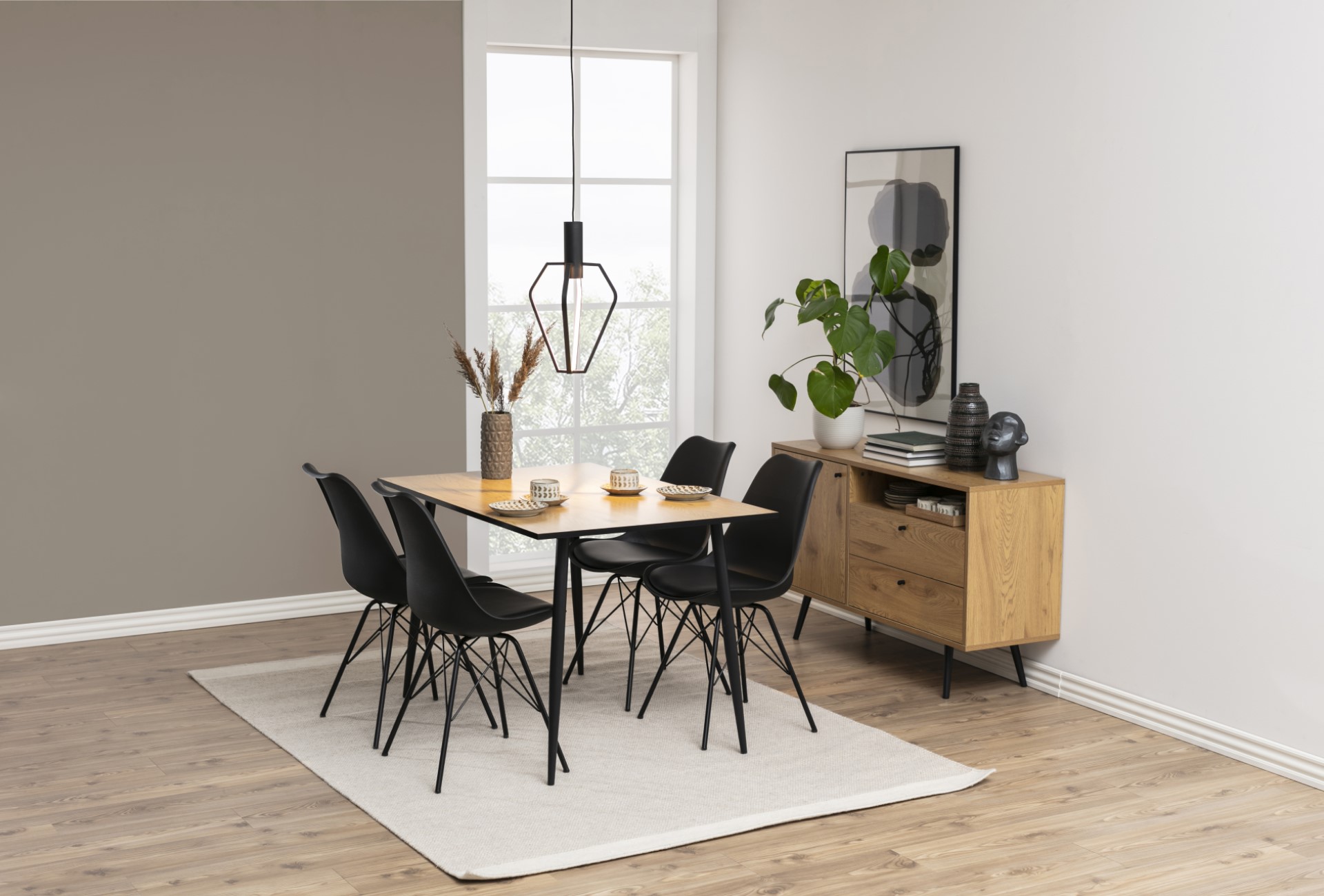 Stuhl Eris von Actona aus schwarzem Kunststoff an einem quadratischen Tisch in modernem Design