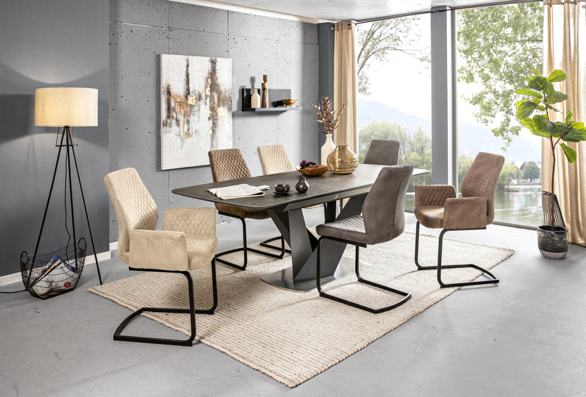 Freischwinger Laredo aus beigem Stoff an einem rechteckigen Tisch in modernem Design