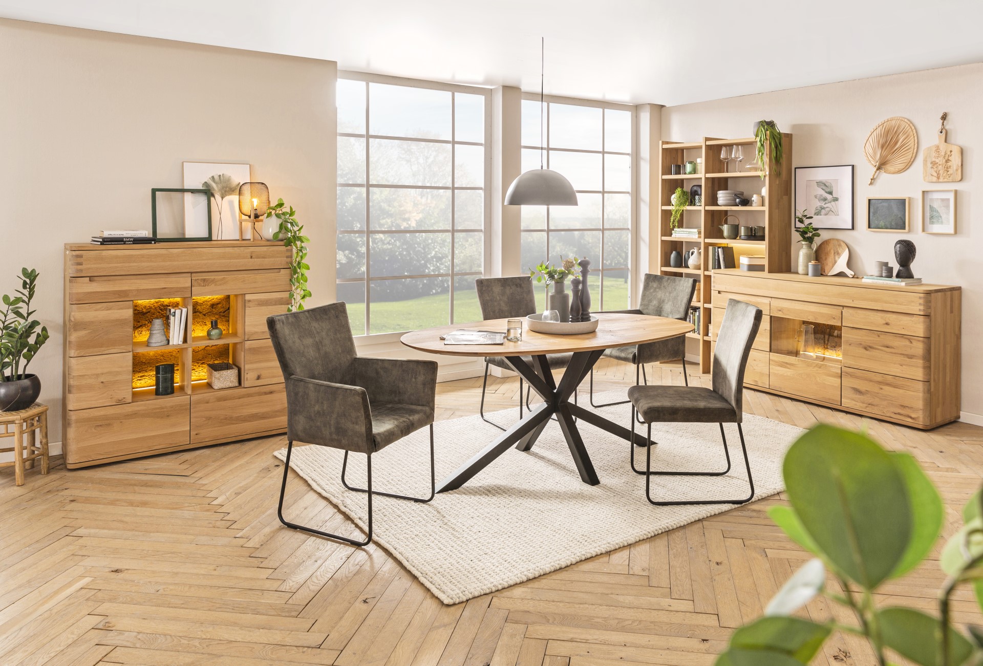 Stuhl Nashville aus dem Hause Maison aus grünem Stoff an einem ovalen Tisch in einem rustikal eingerichteten Esszimmer