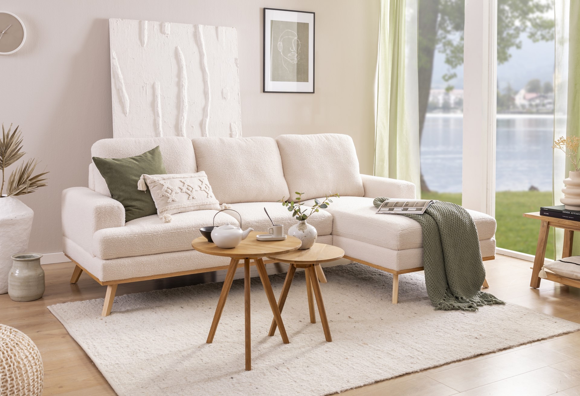 Ecksofa Dan mit cremefarbenen Stoff in einem Wohnzimmer im Scandi-Stil