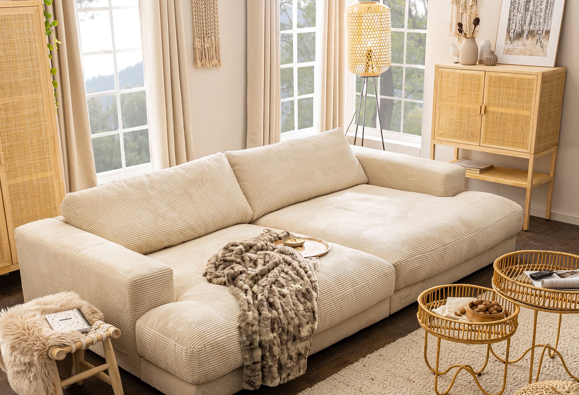 Bigsofa Dundee von DAHEIM aus beigem Cord in einem Wohnzimmer im Bohostil