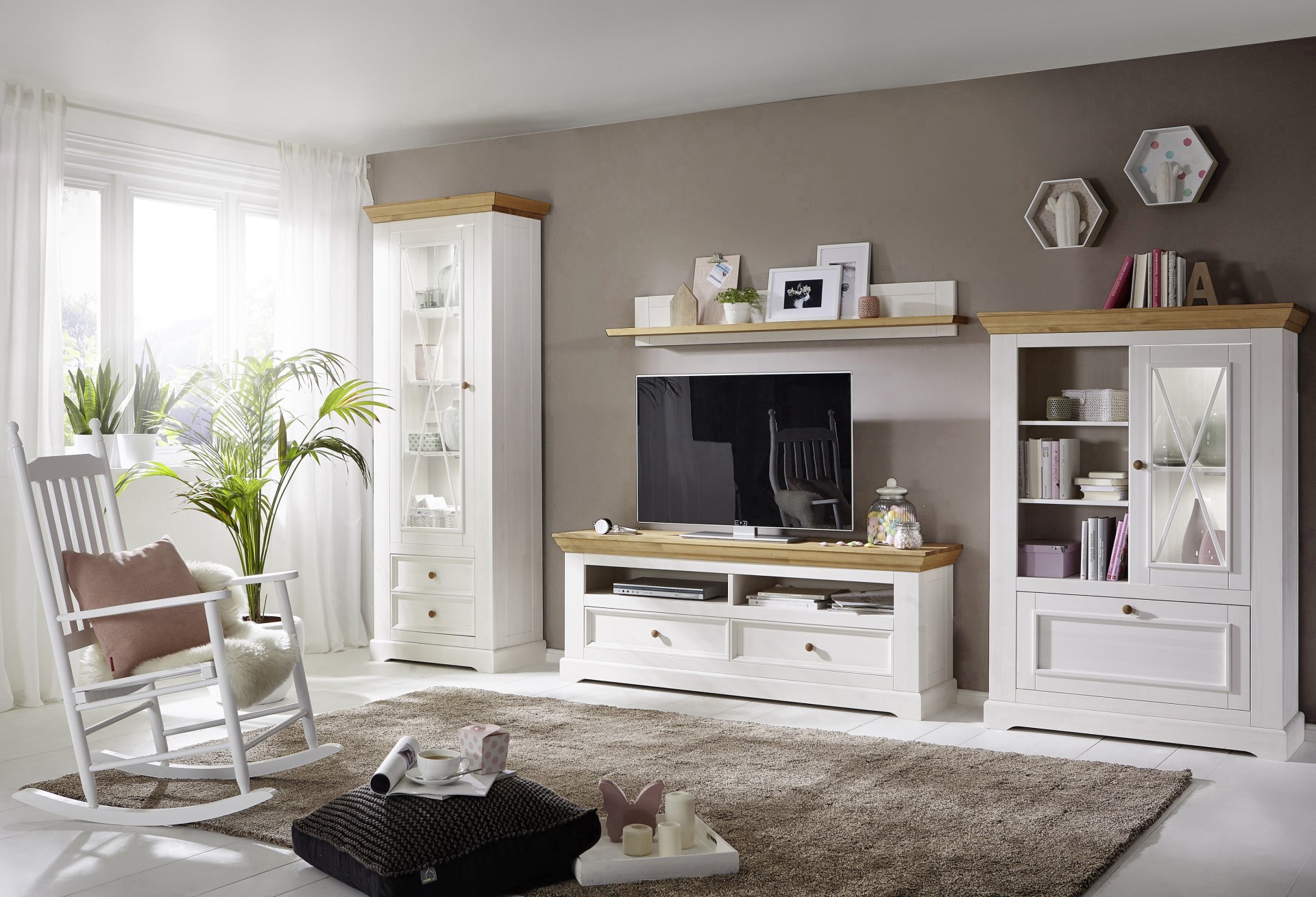 Wohnwand Minnesota aus weißem Holz in einem Wohnzimmer im Landhausstil