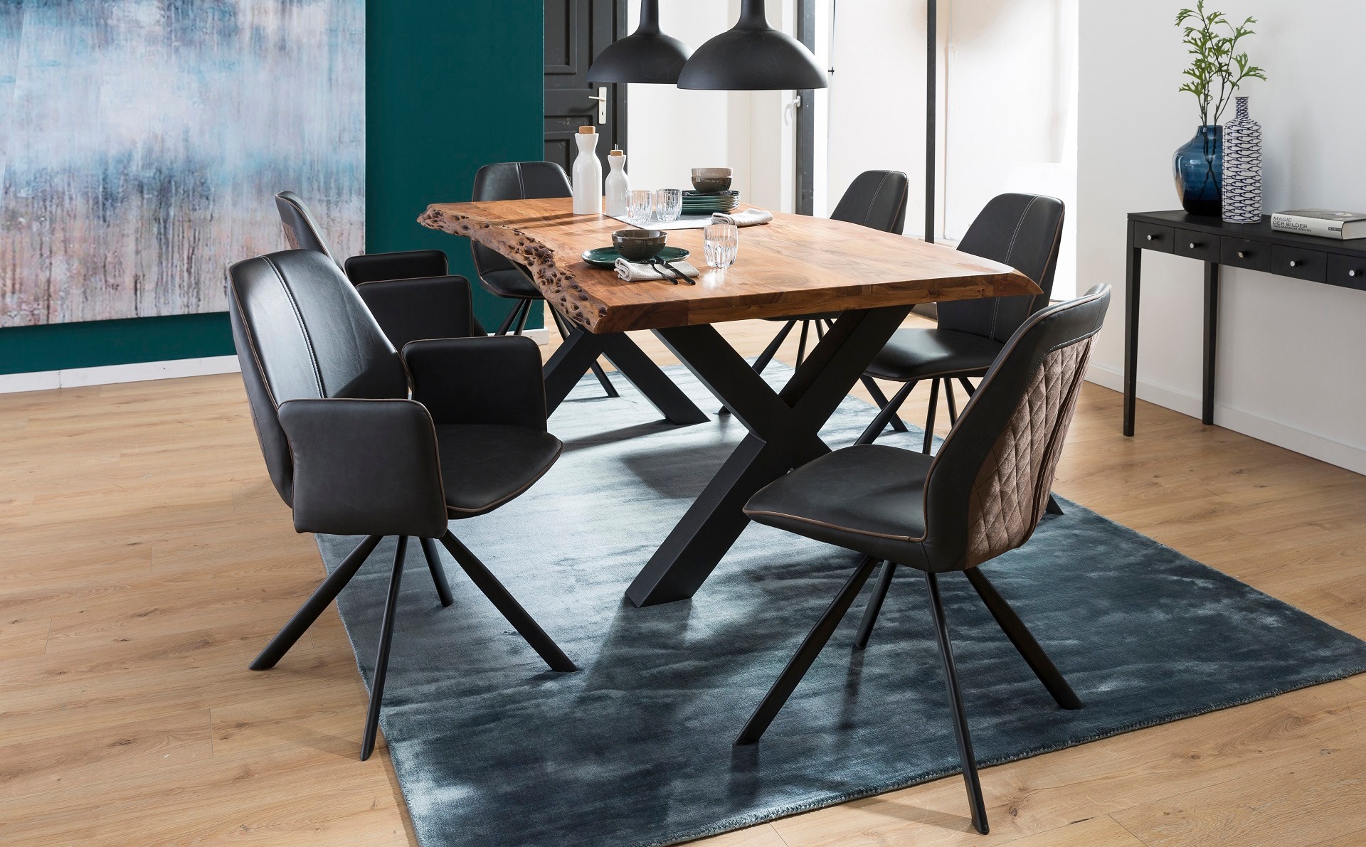 Esstisch Kingman 2 in Holz mit einer sichtbaren Baumkante in einem modernen Esszimmer