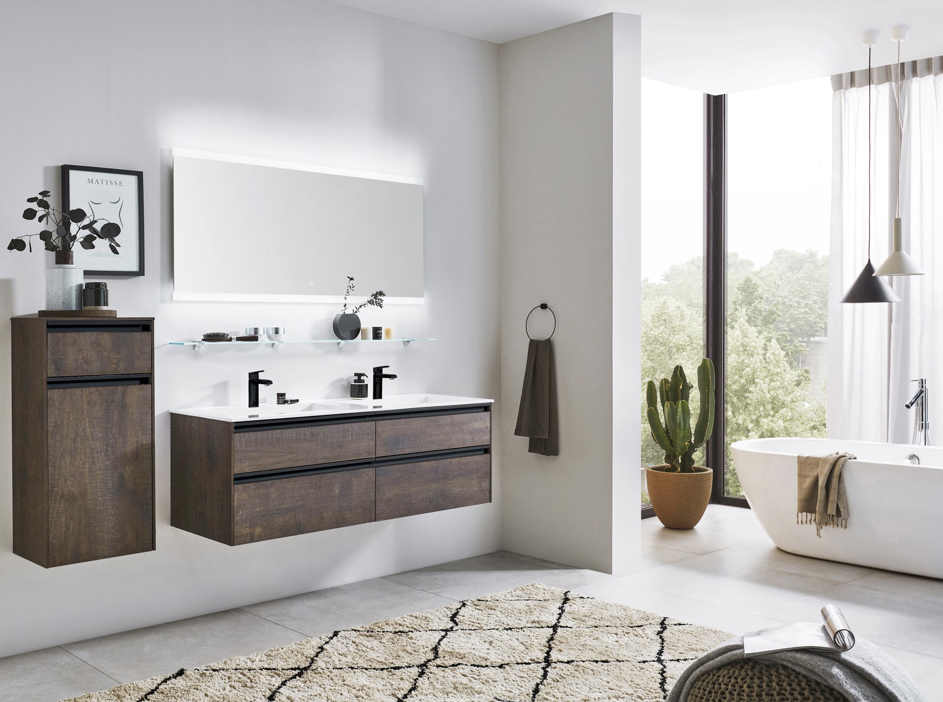 Highboard New Xpression von Puris in Holzoptik Eiche schwarz in einem entspannend eingerichteten Badezimmer
