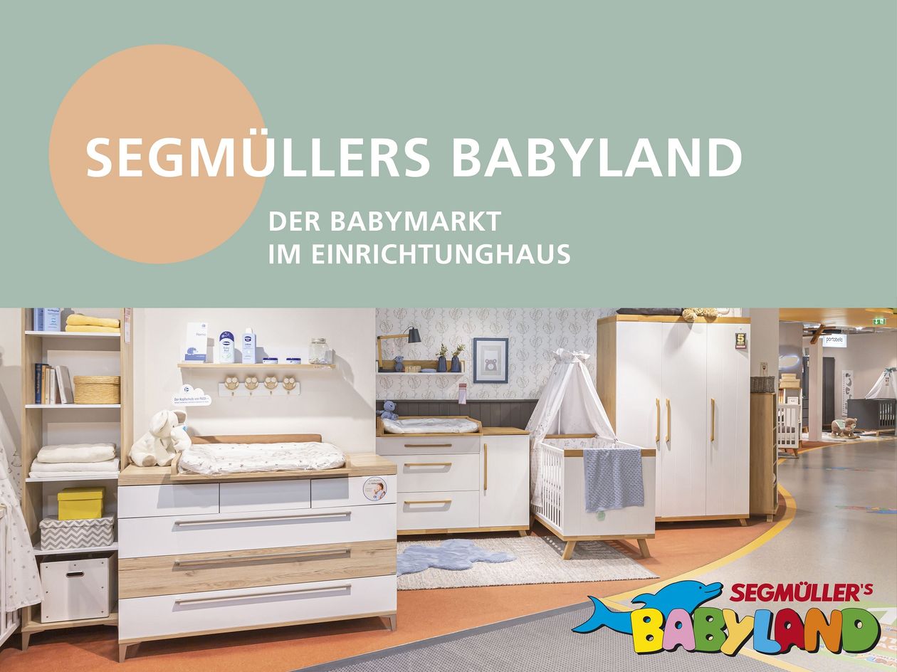 Kinderzimmer-Ausstellung mit Kinderbetten, Wickeltischen und Accessoires in einem Geschäft. Der Text lautet „SEGMÜLLERS BABYLAND“ und „DER BABYMARKT IM EINRICHTUNGSHAUS“.