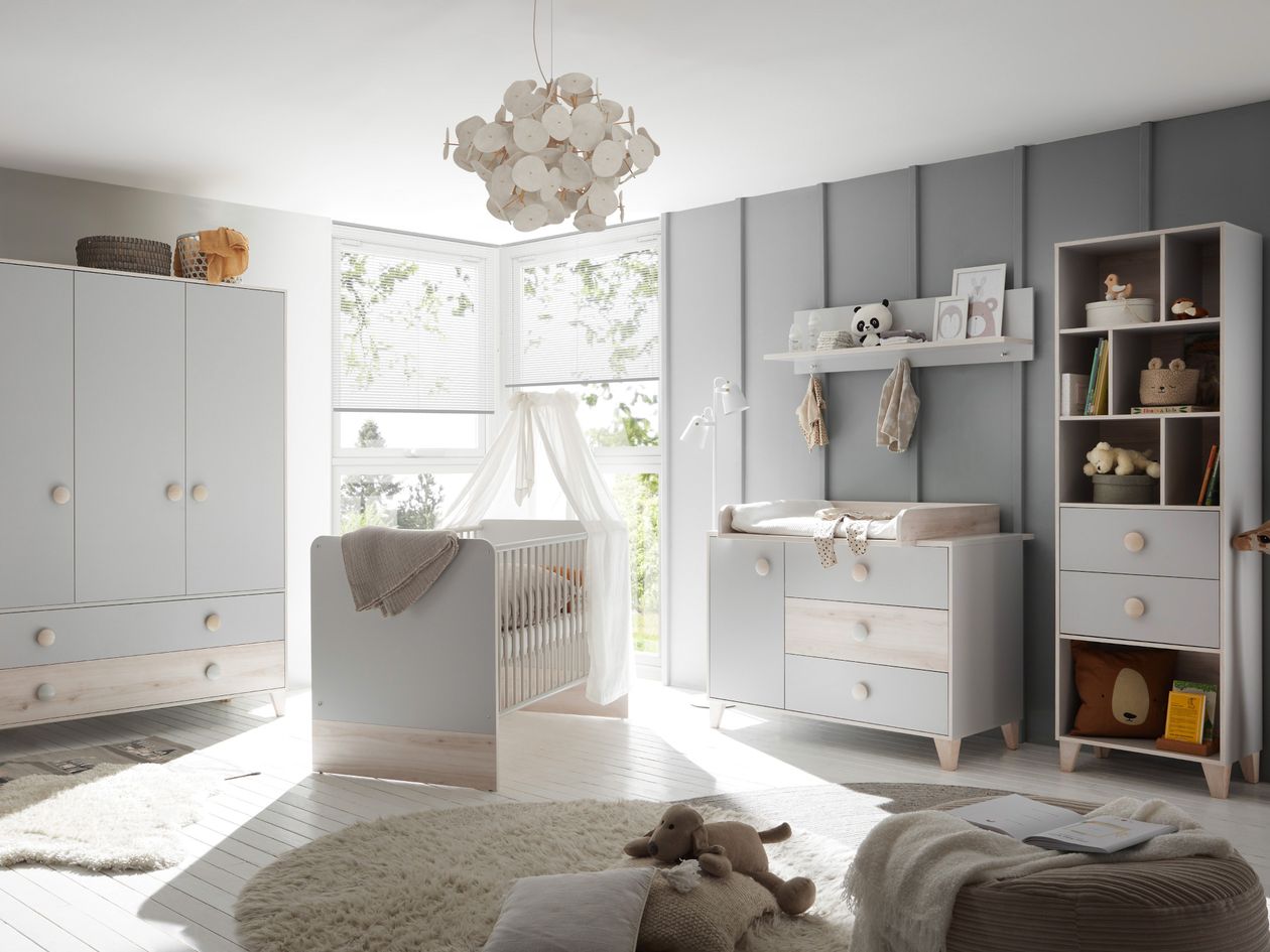 Das Babyzimmer Fien von BEGABINO mit Kleiderschrank, Wickelkommode, Babybett und mehr in Ashgrau mit Absetzungen in Birke Nachbildung.