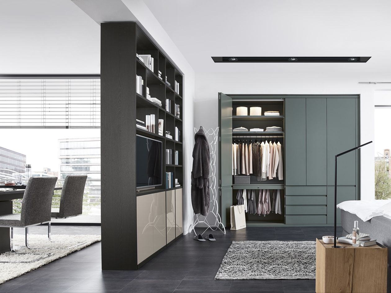 Magazinbeitrag "10 Tipps für mehr Platz": Schrankwand im Schlafzimmer