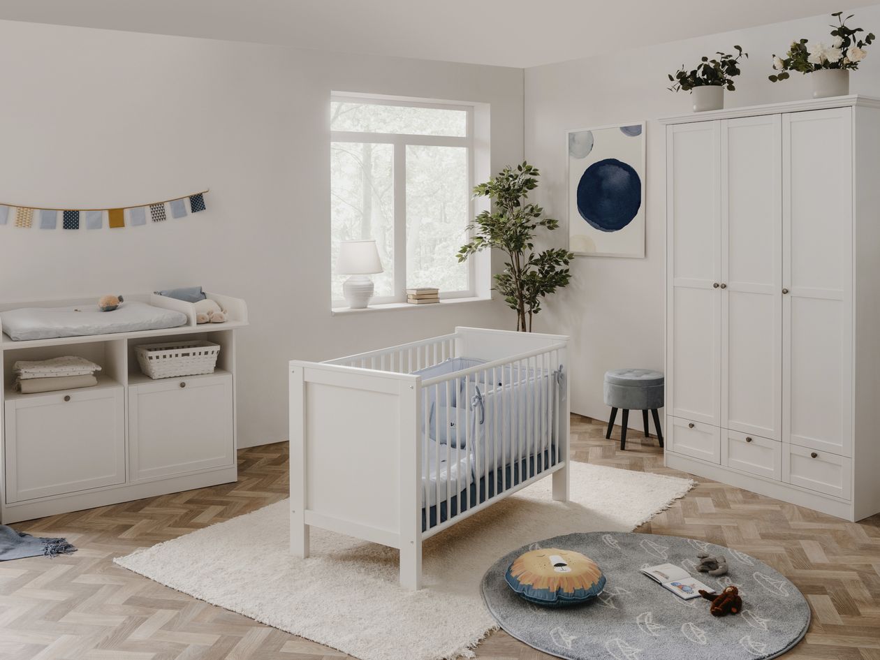 Die Babyzimmerserie Landwood von Finori mit Melaminharzfolie in Weiß und Griffen in Antikoptik
