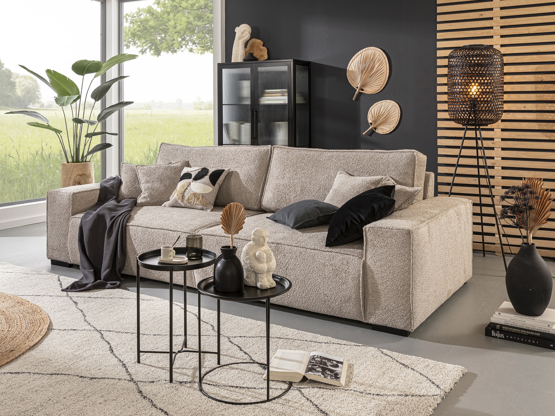Magazinbeitrag "Kleines Wohnzimmer": beiges Sofa in kleinem Wohnzimmer