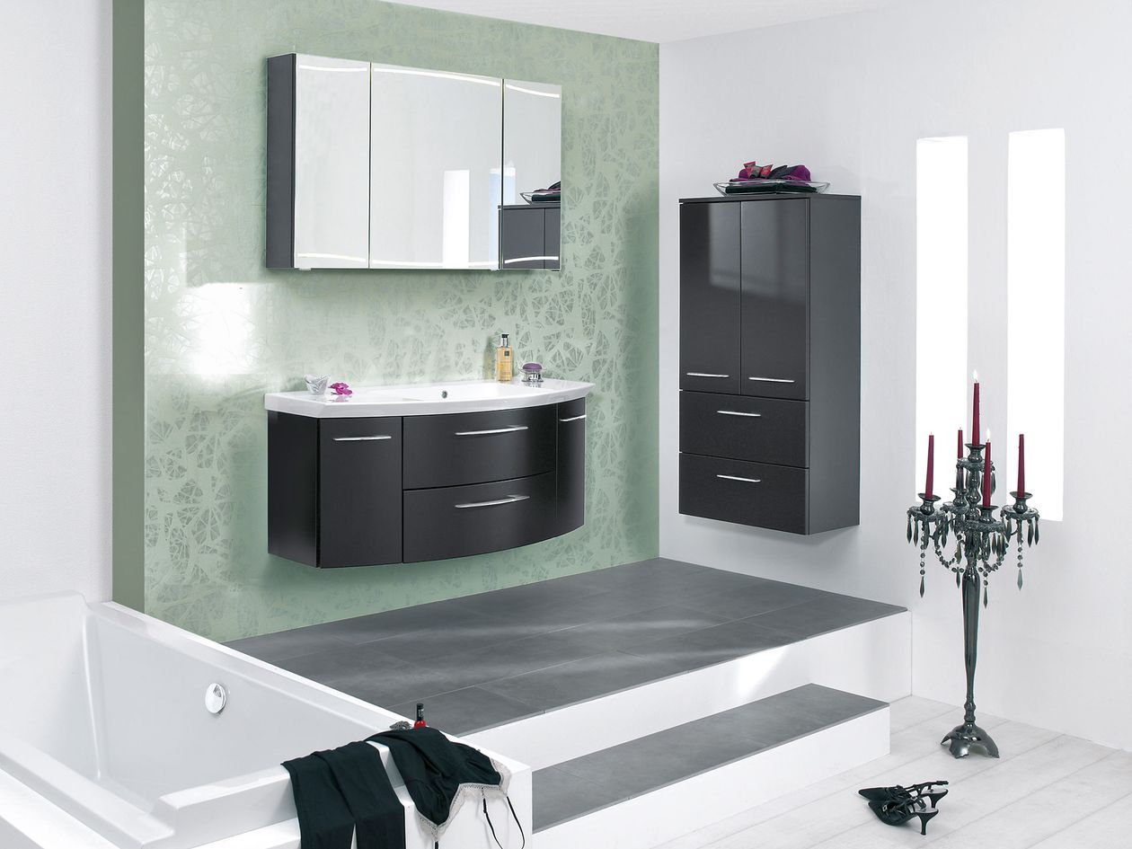 Die edle Badezimmer Serie Cassca von Pelipal mit schwarzen Flächen und verchromten Griffen.
