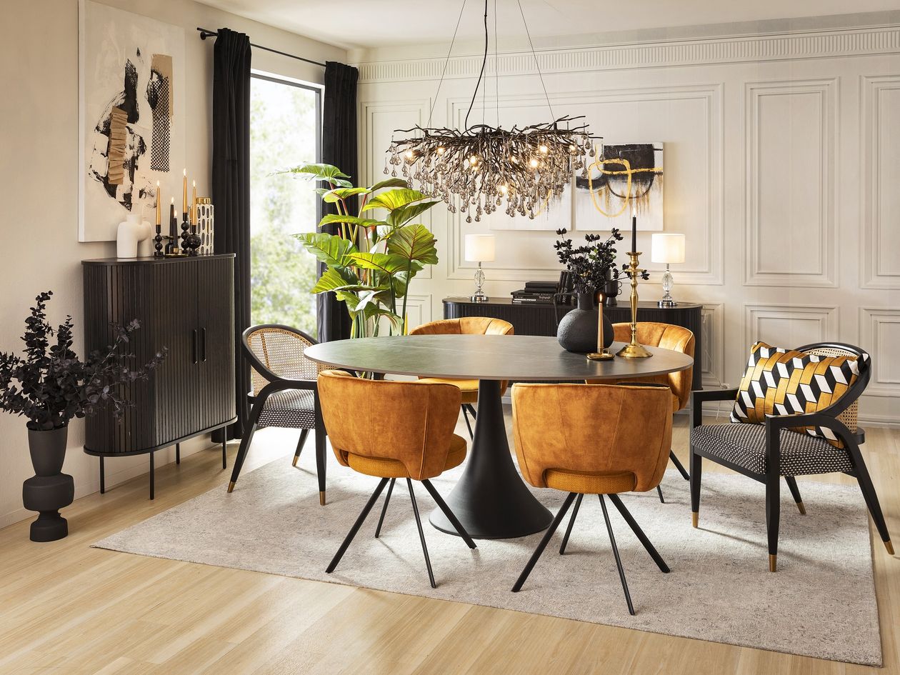 Magazinteaser "Moody Dining Room": Schickes Esszimmer in schwarz und gold