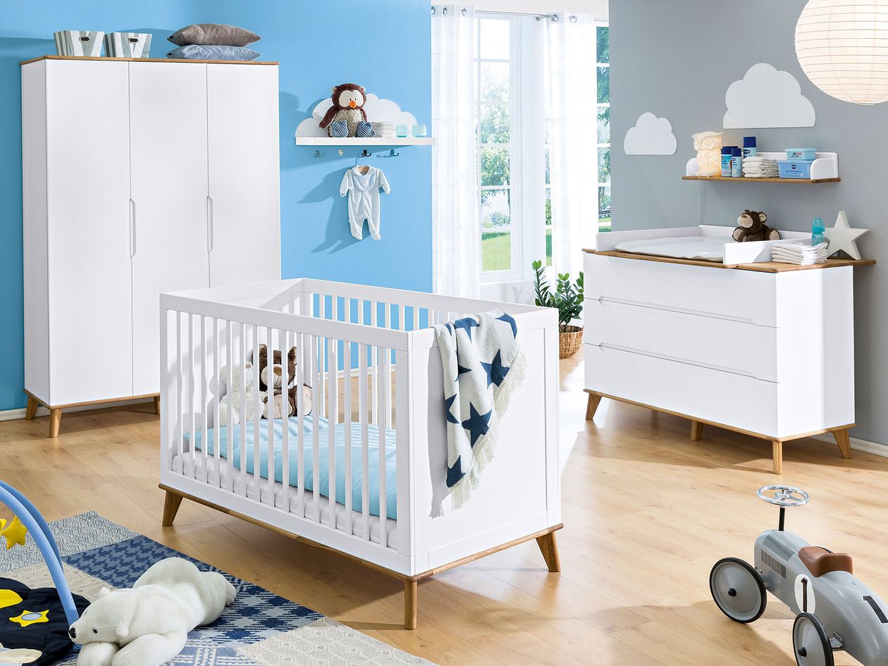 Babyzimmerserie Vivo von Portobello mit Fronten aus Dekorfolie in Weiß und Füße aus massiver Eiche