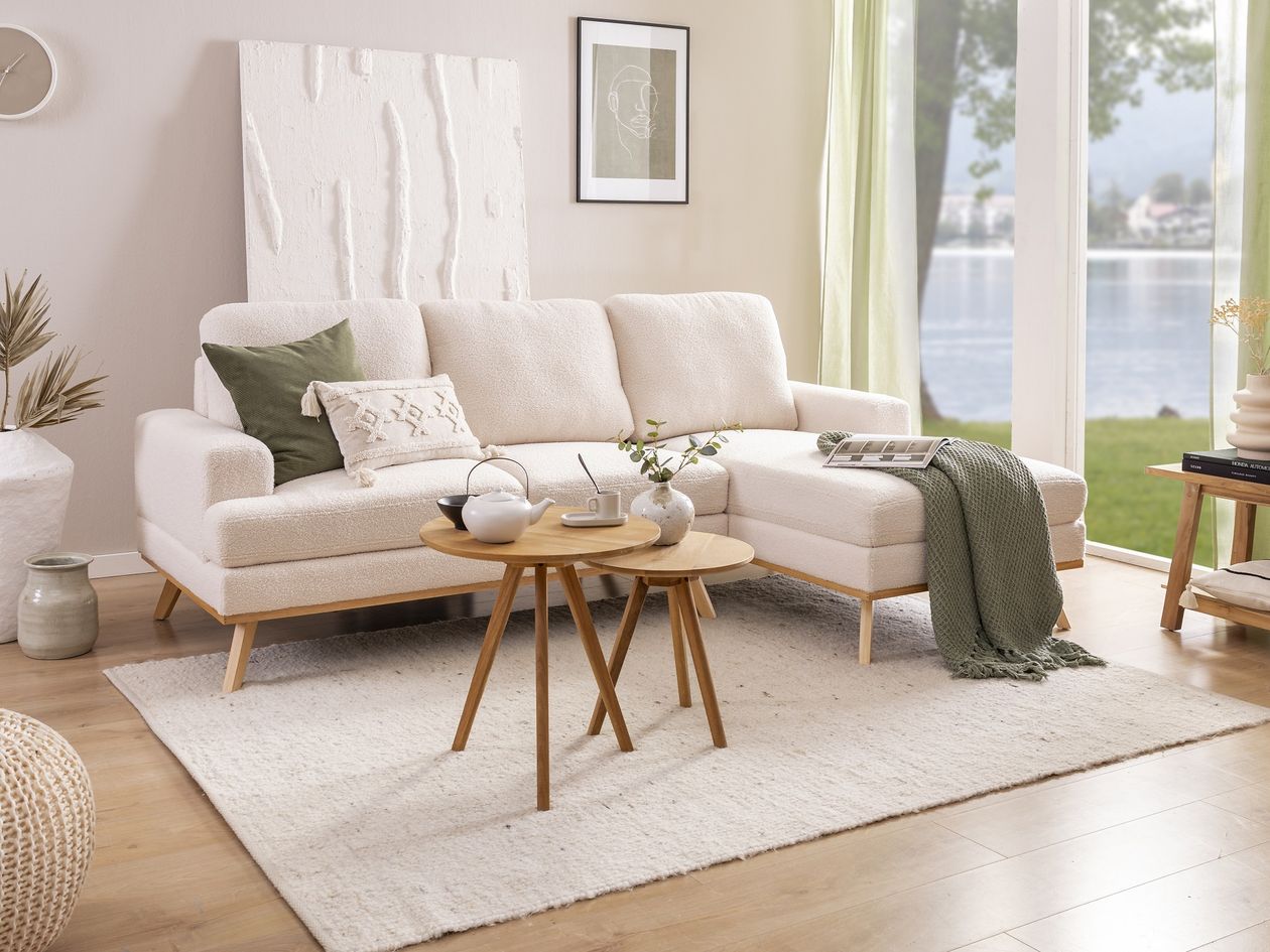 Ecksofa Dan aus cremefarbenen Stoff in einem Wohnzimmer im Scandi-Stil
