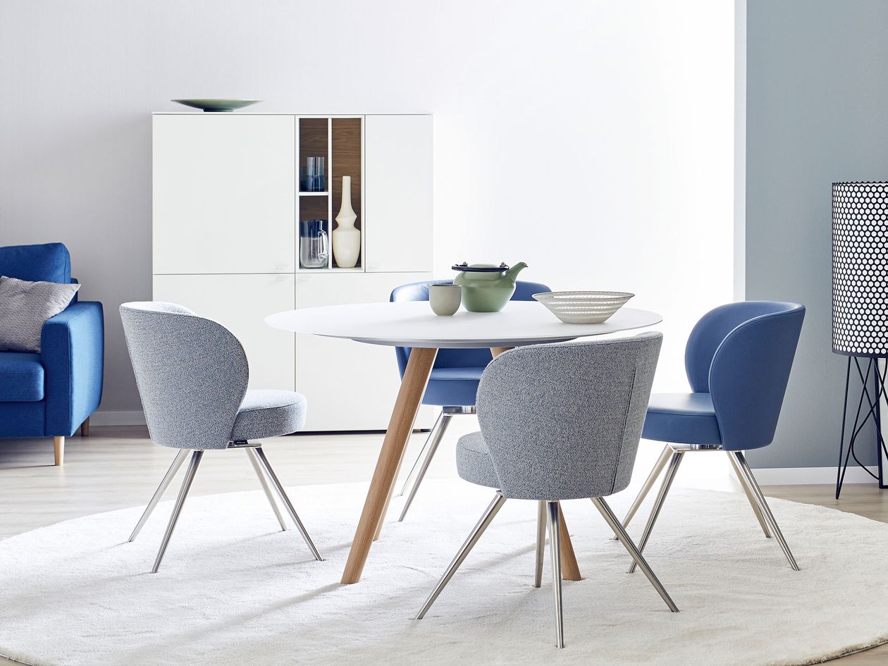 Magazinbeitrag "Die Farbe Blau": Bild eines Esszimmers mit blauen Stühlen