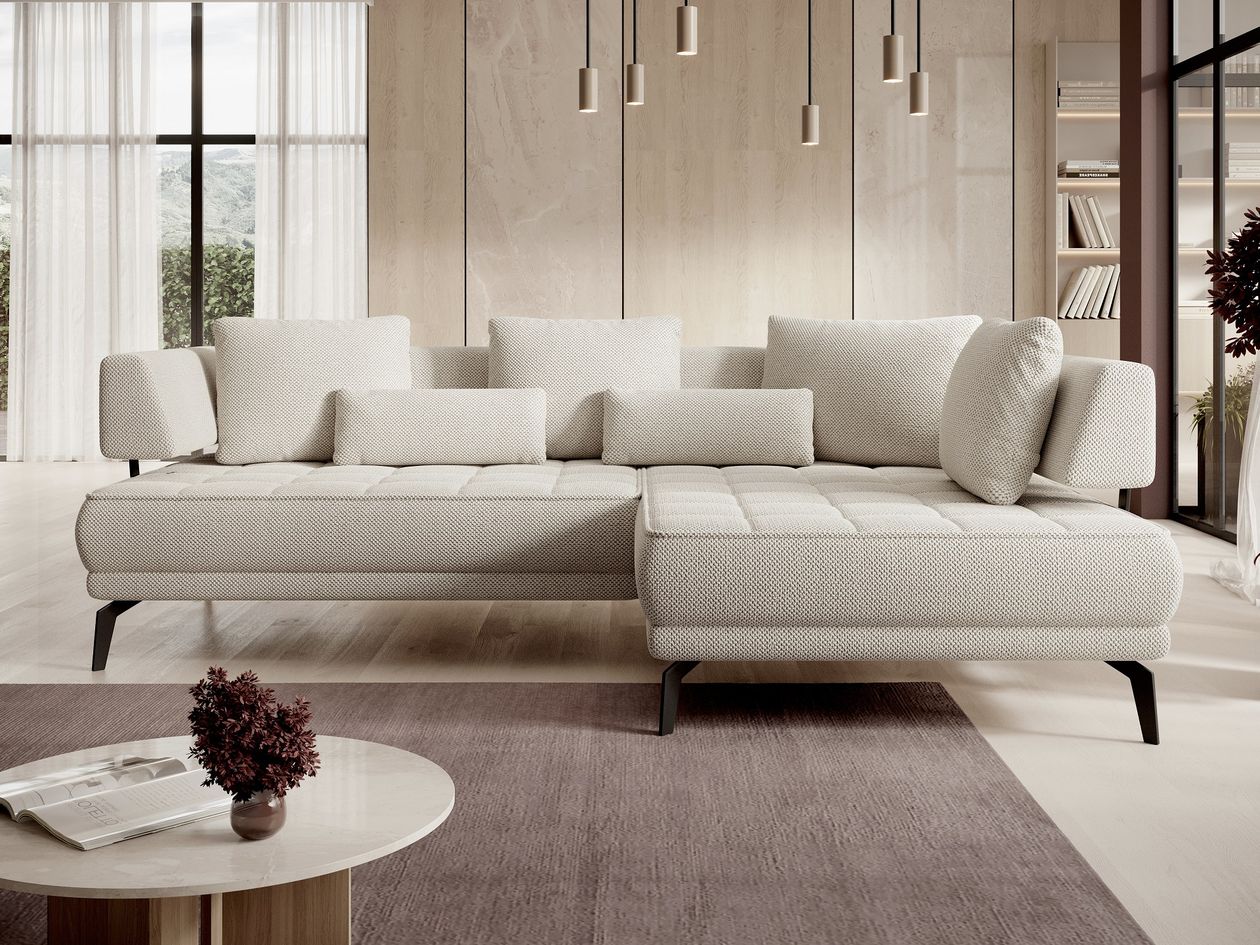 Ecksofa Giotto aus cremefarbenen Stoff in einem zeitlos modern eingerichteten Wohnzimmer